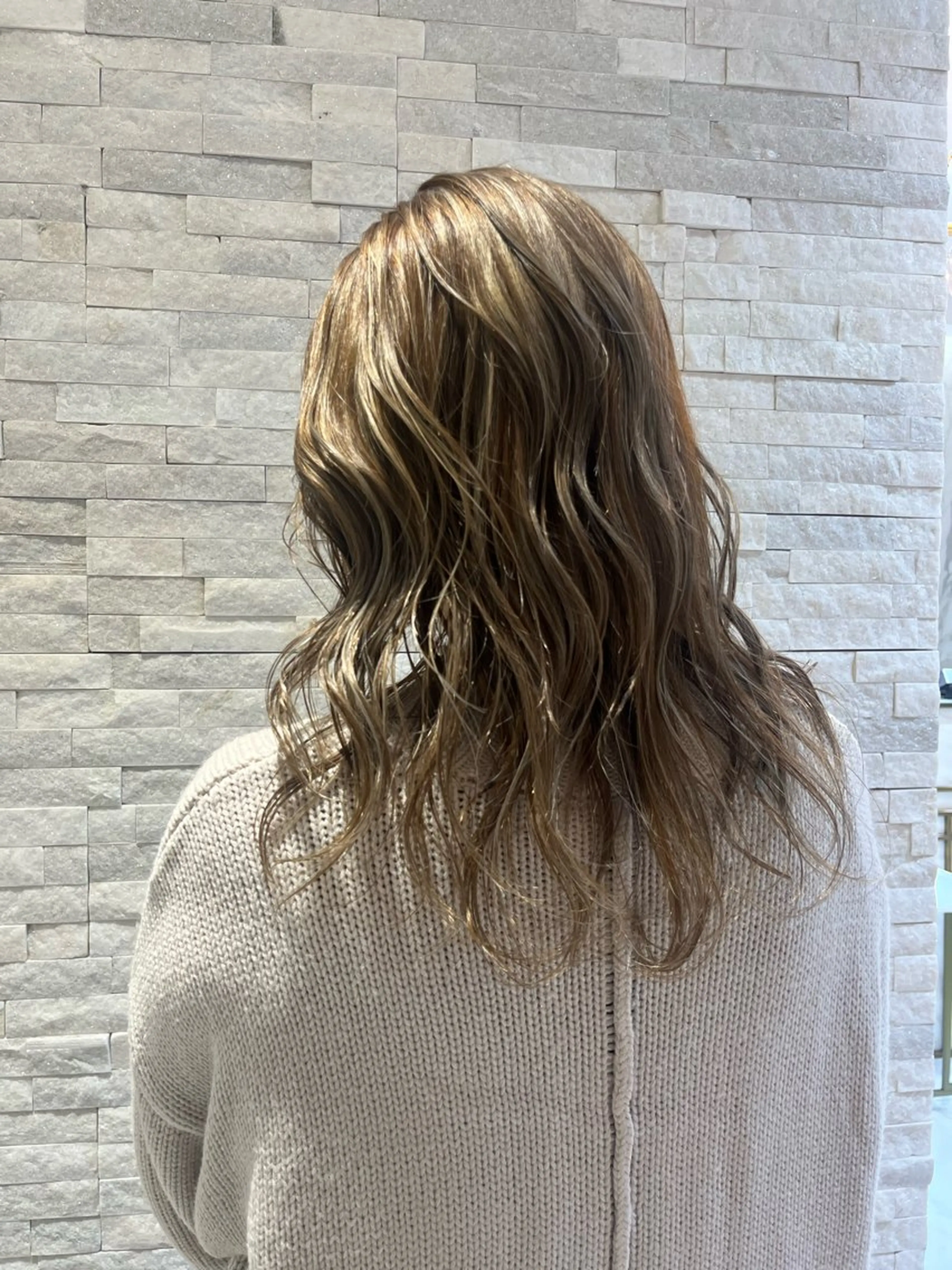 ミディアム ハイライト KINGDOMアルーア店所属・KINGDOM 萩原あかねのヘアスタイル