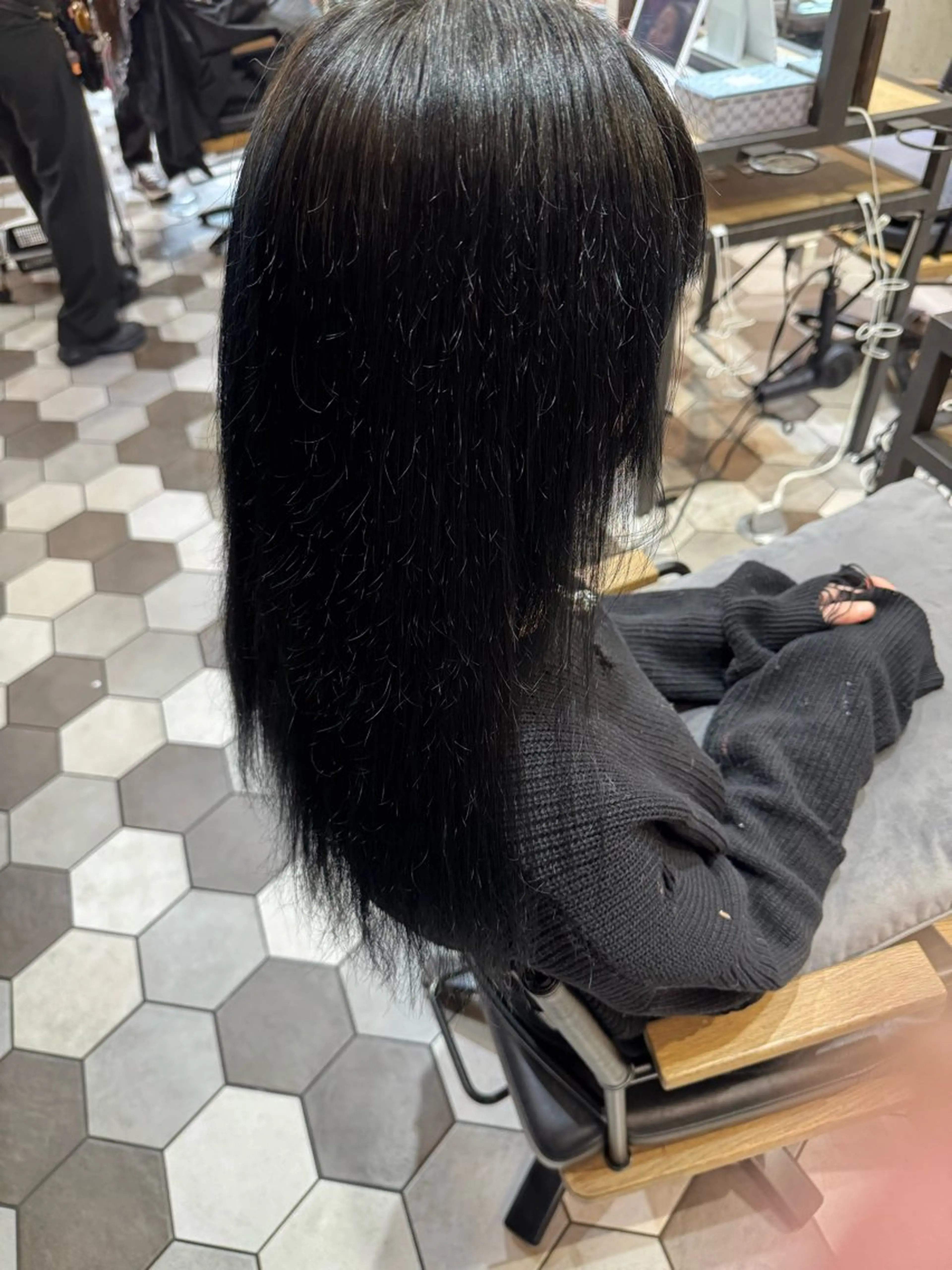 セミロング カラー 黒髪 ブルーカラー ブルーブラック 近藤 愛理のヘアスタイル