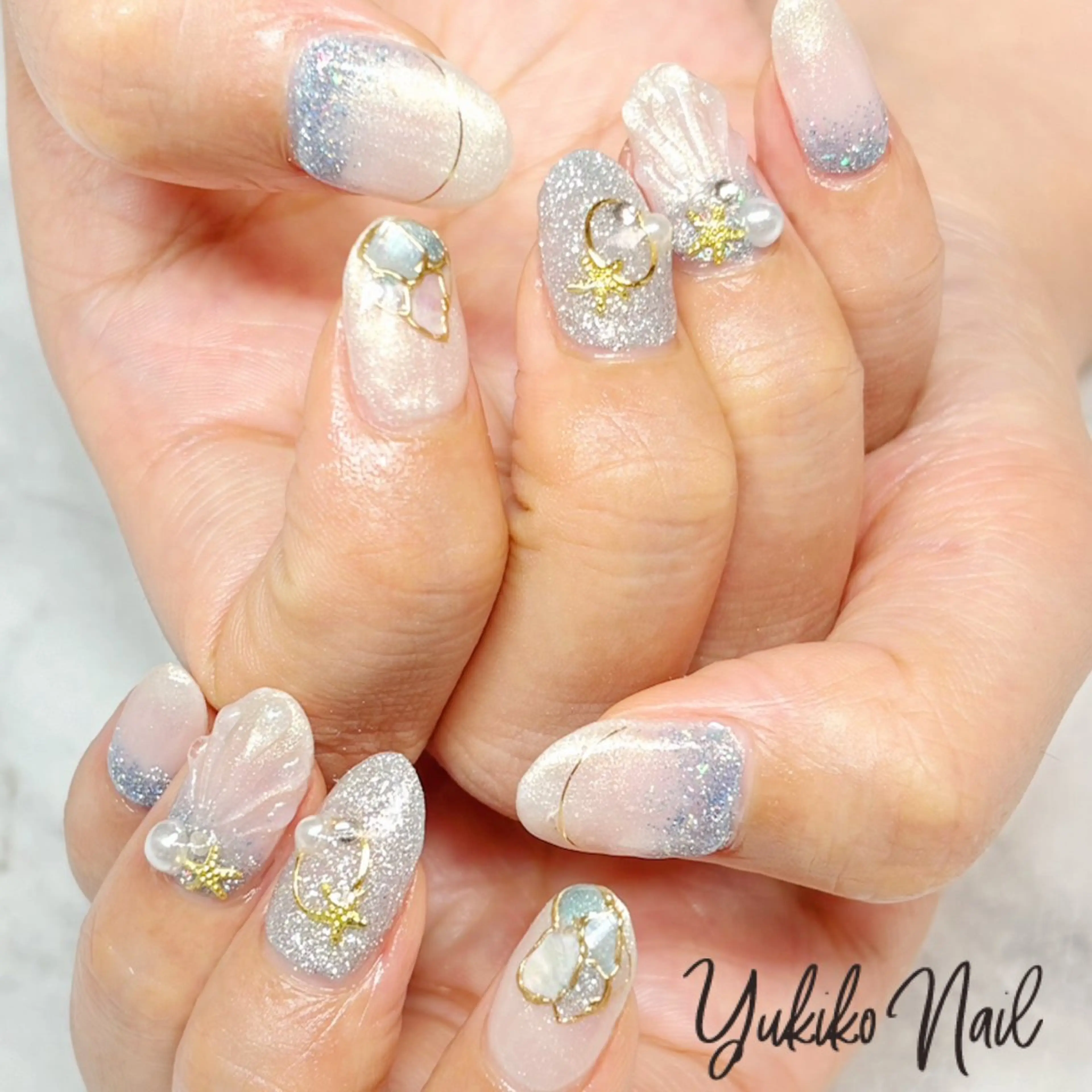 ネイル ブルー フラッシュネイル キラキラネイル 夏ネイル ホワイト ユキコ ネイルのネイルデザイン