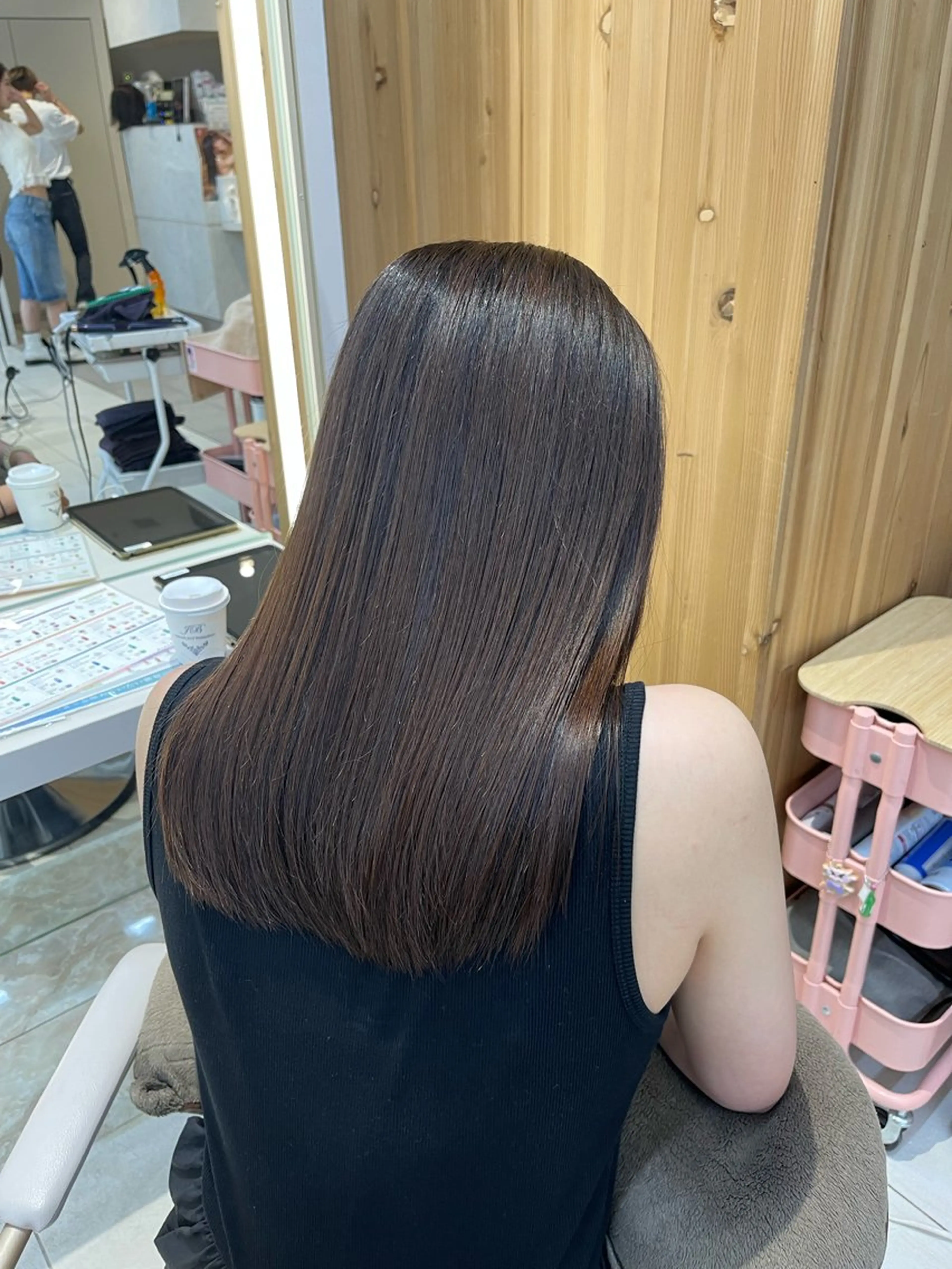 ミディアム 𝐑𝐞𝐨/透明感 𝐜𝐨𝐥𝐨𝐫のヘアスタイル