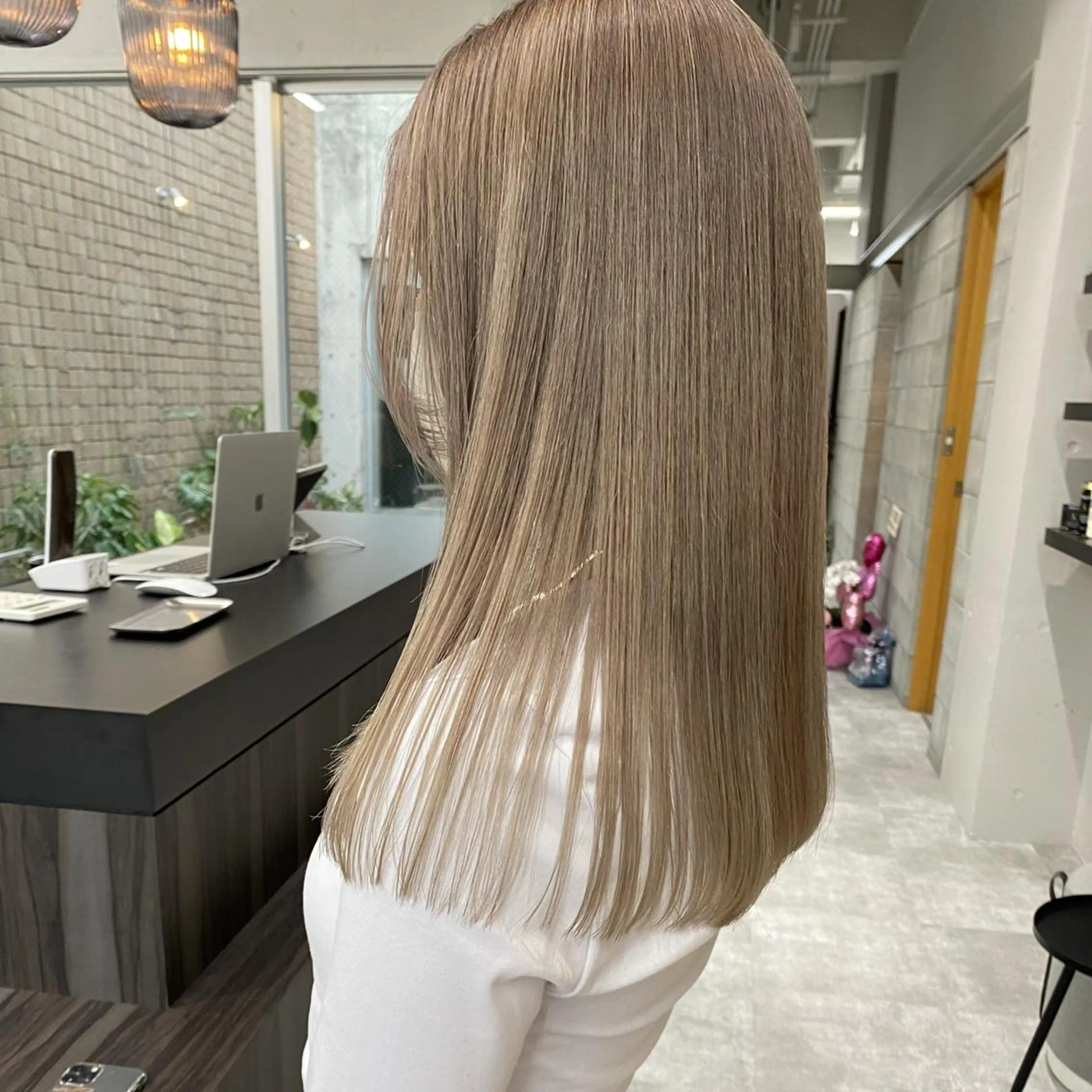 カラー セミロング ベージュカラー ブリーチ ケアブリーチ 透明感カラー ミルクティーベージュ ヘアカラー ♡韓国ヘア♡ ブリーチ✨ハイトーンのヘアスタイル