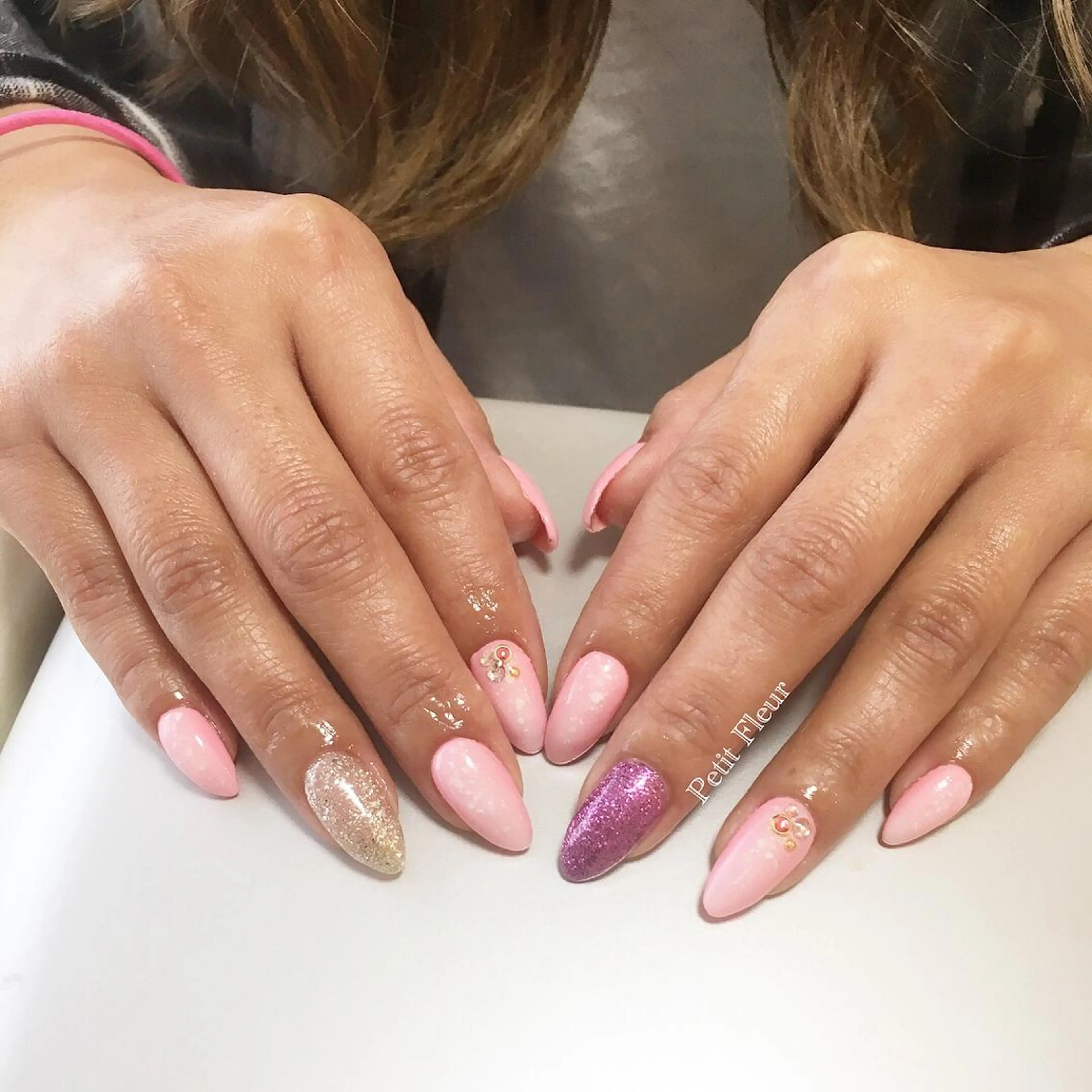 ネイル ラメ(グリッター) パステルネイル ピンク 春ネイル Petit Fleur所属・青柳 亜梨奈のマツエク・マツパデザイン