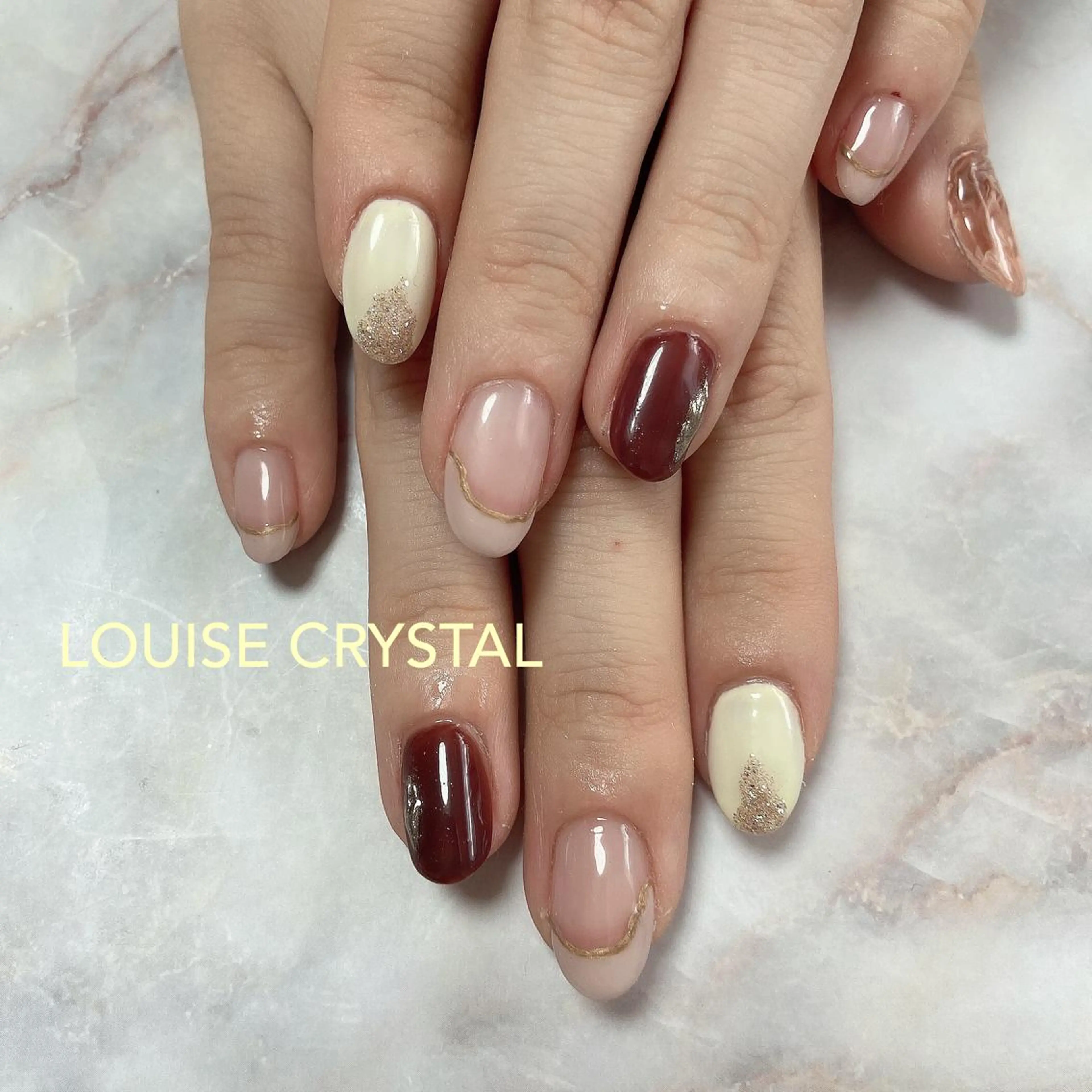 ネイル フレンチネイル ハンドネイル LOUISE CRYSTALのネイルデザイン