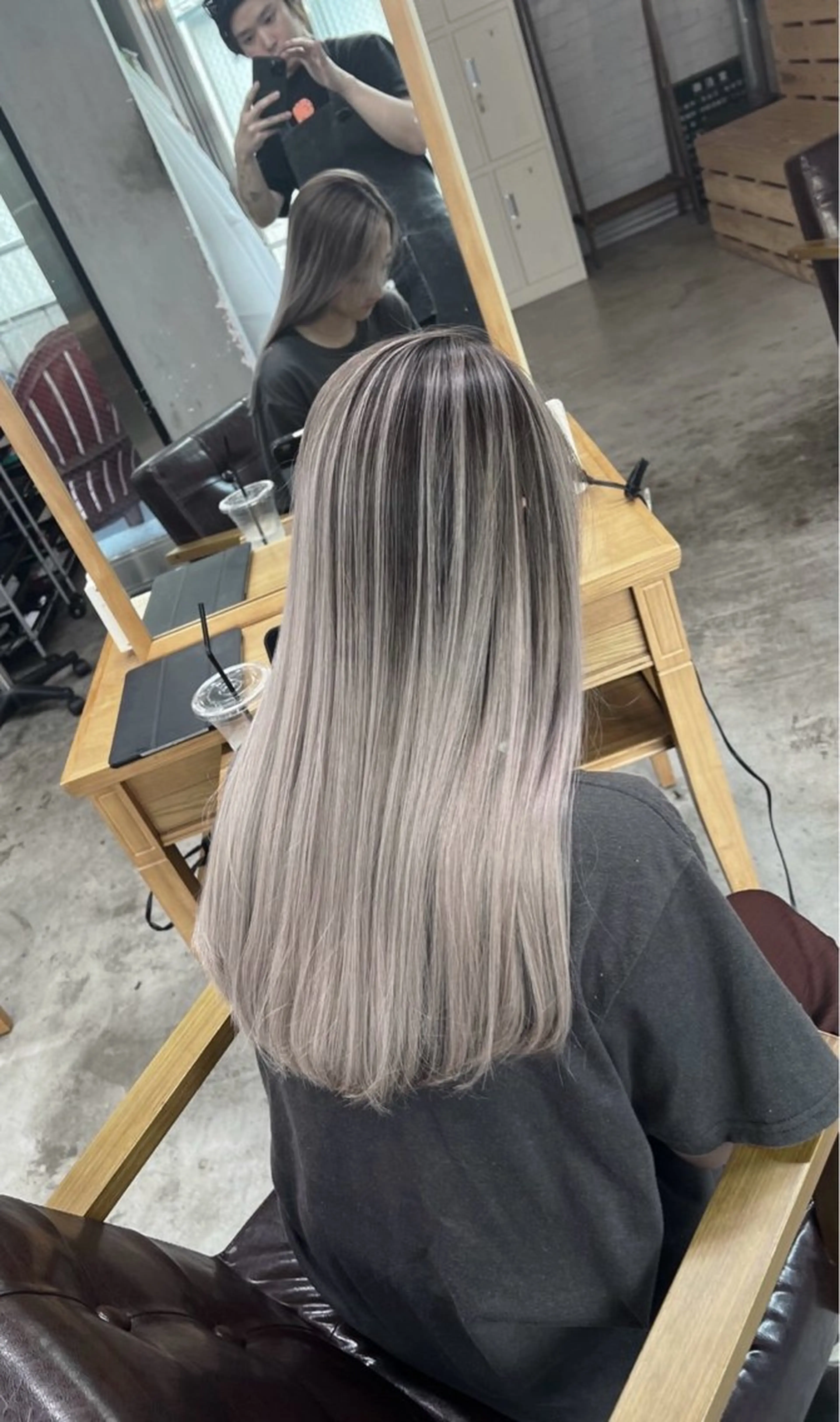 ロング カラー バレイヤージュ シルバー ホワイトシルバー レイヤーカット ヘアカラー トリートメント ROBIN所属・指名数No.1 /NAOYAのヘアスタイル