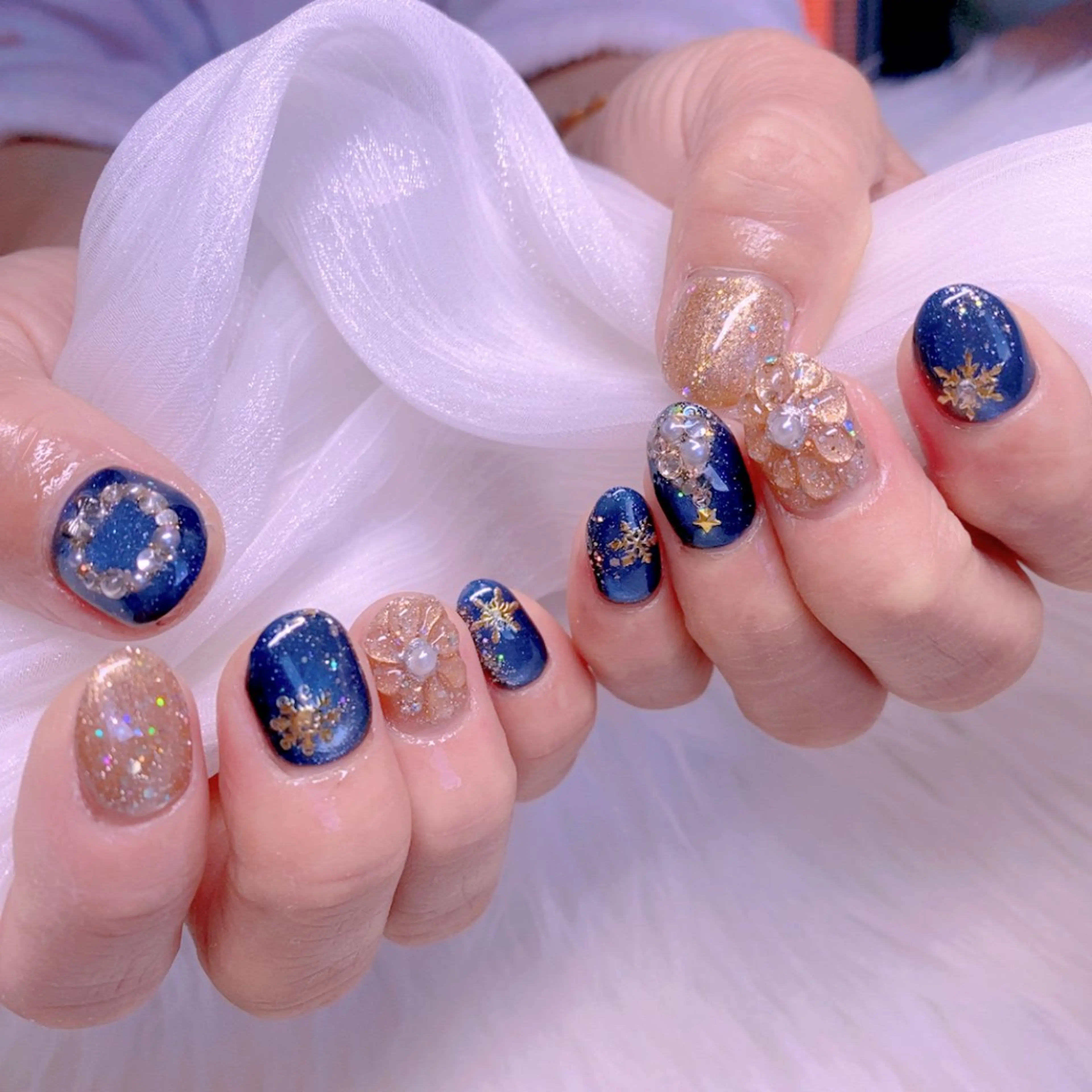 ネイル フラワーネイル ニュアンスネイル ぷっくりネイル 冬ネイル クリスマス ハンドネイル Nail Yunaのネイルデザイン