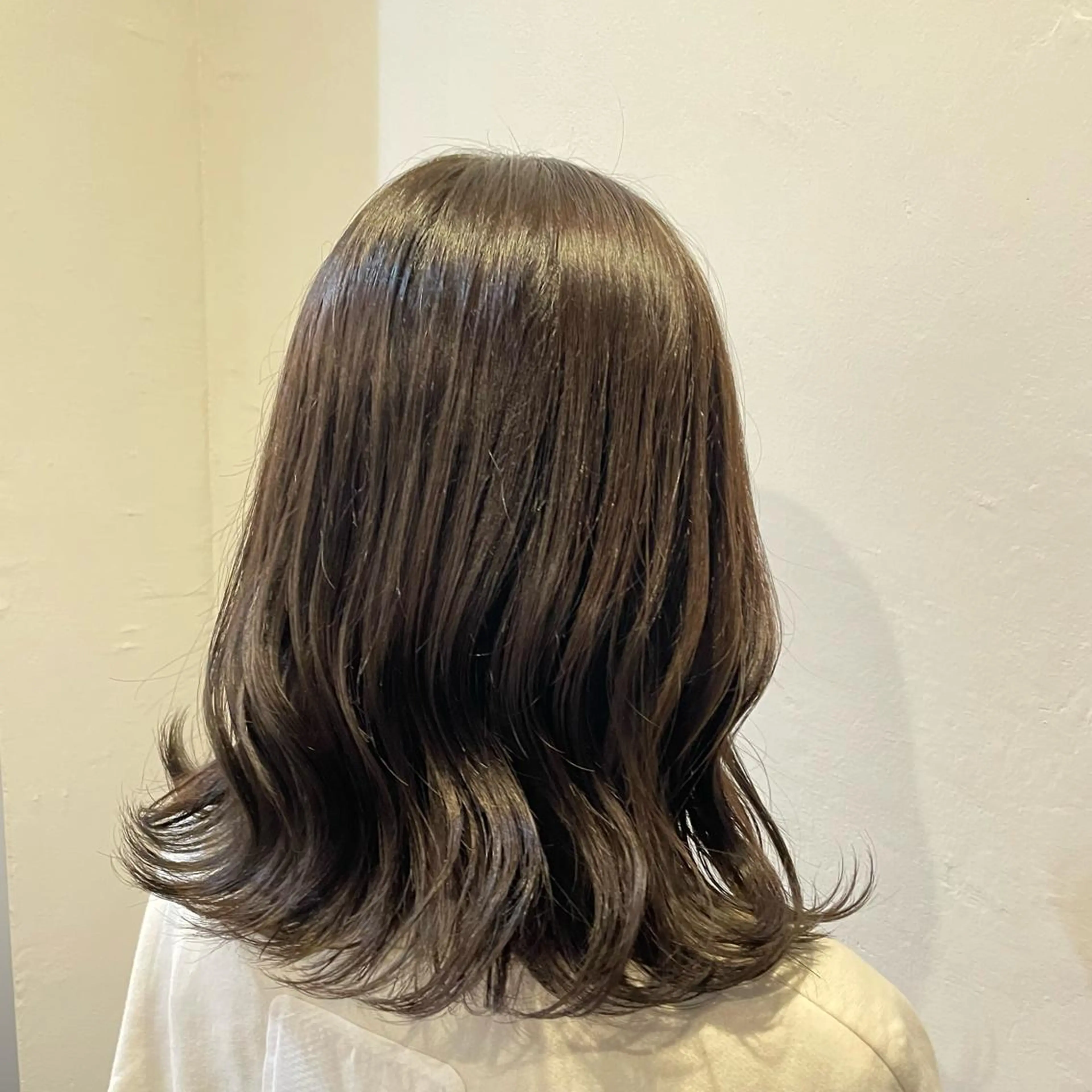 ミディアム 岡本 彩香のヘアスタイル