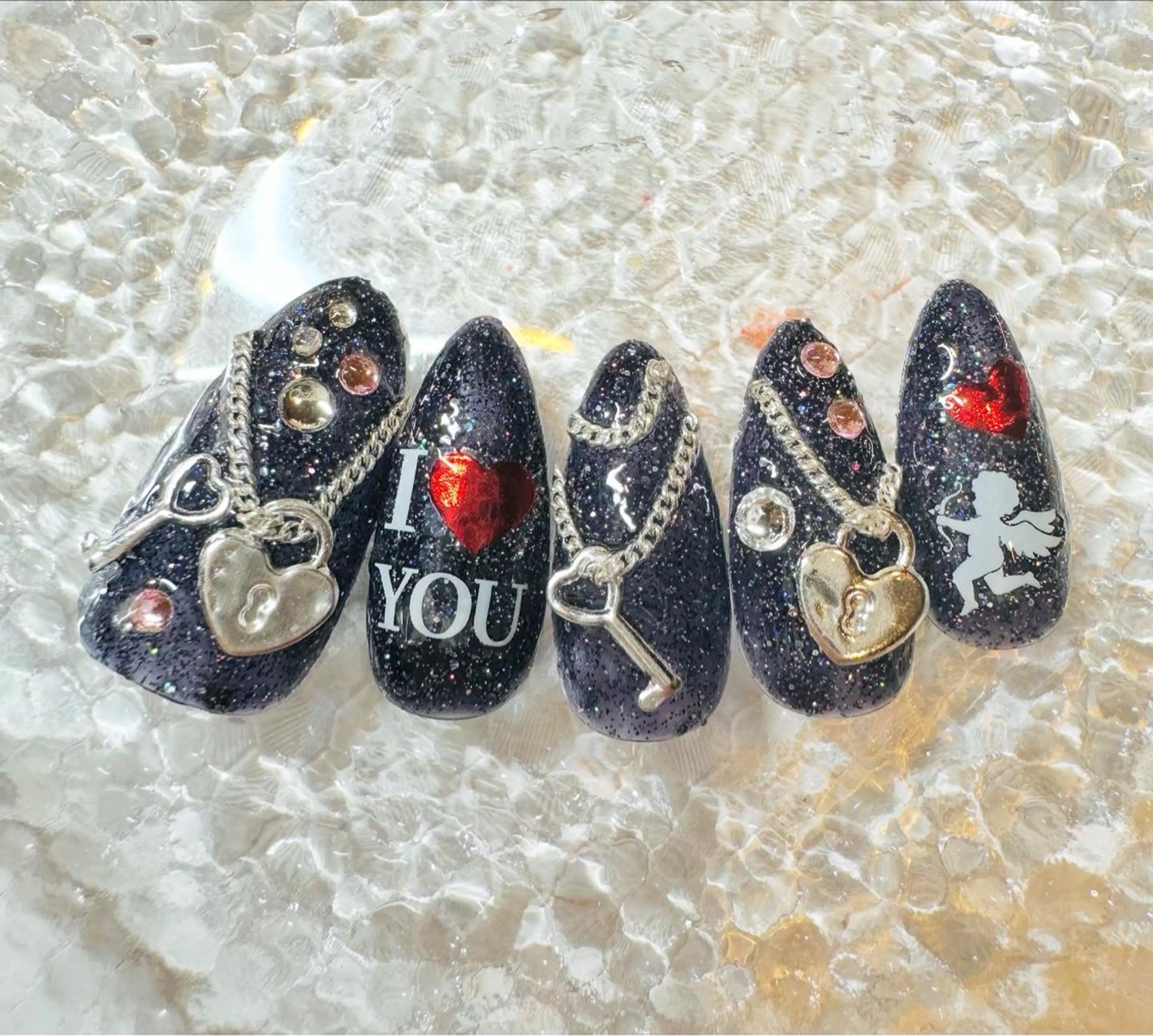 ネイル ストーンネイル 冬ネイル ハンドネイル ネイルサロンエレノア所属・田端 笑理菜のネイルデザイン