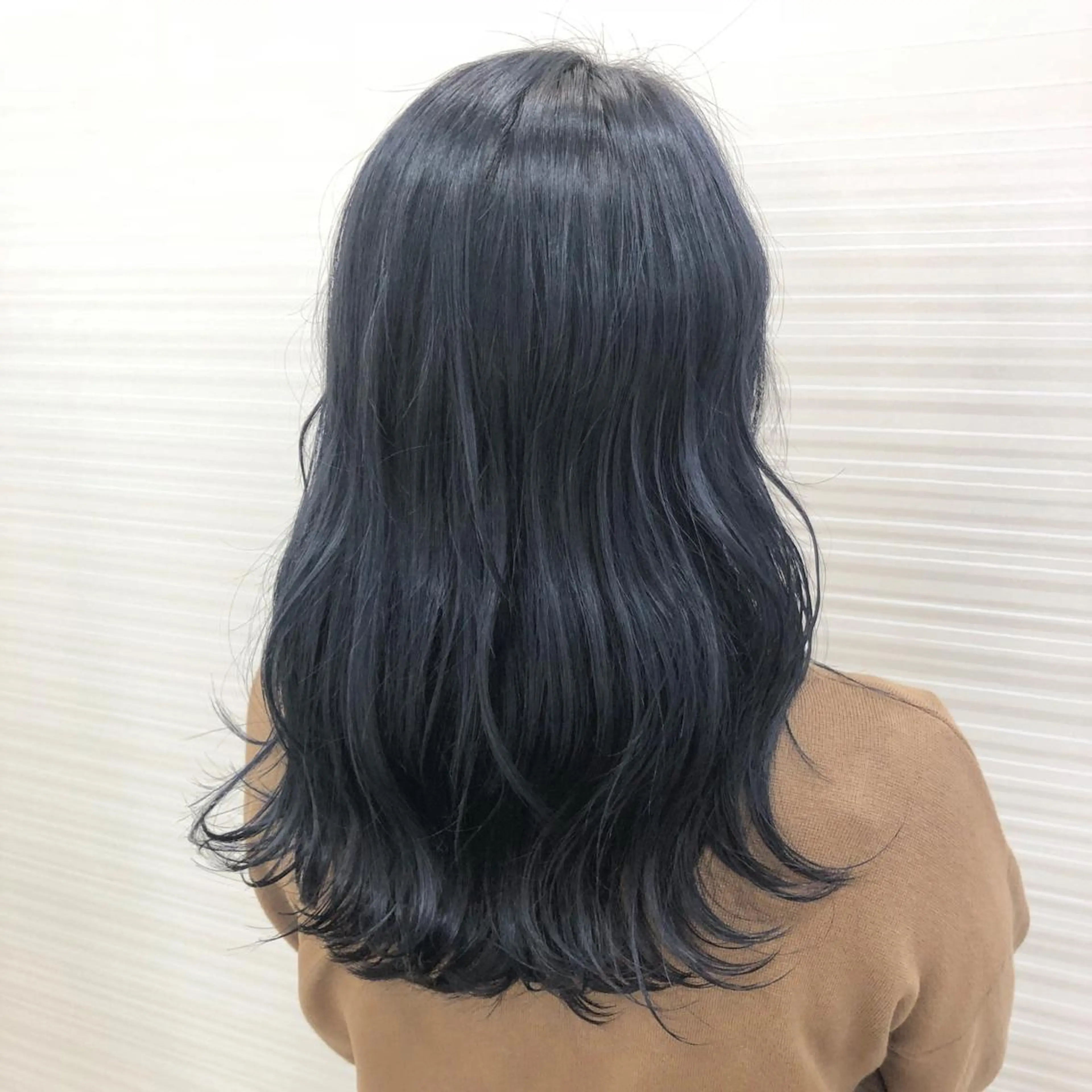 セミロング カラー ブルーカラー シルバー 得能 雅人のヘアスタイル