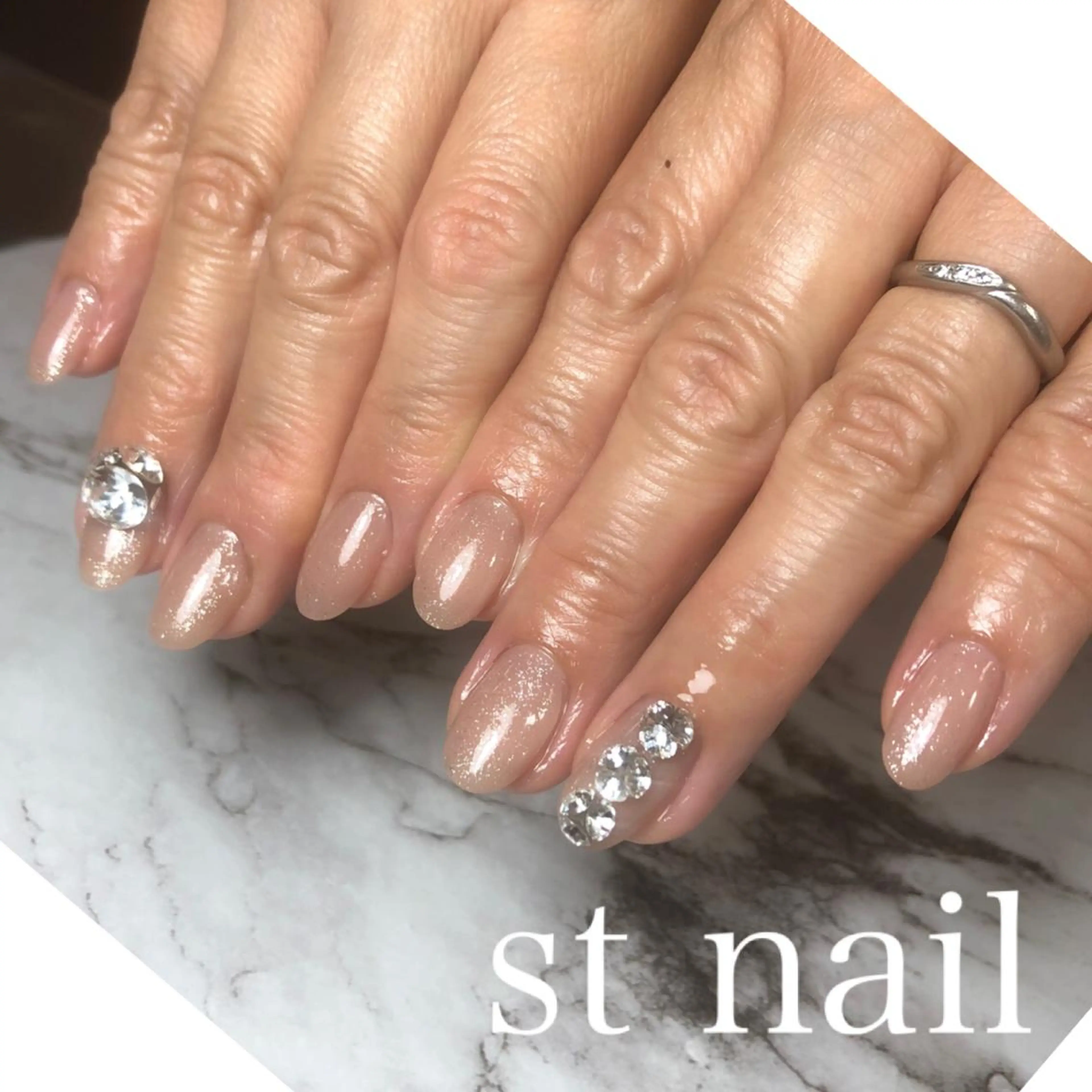 ネイル グリーン オフィスネイル シンプルネイル ストーンネイル st nailのネイルデザイン