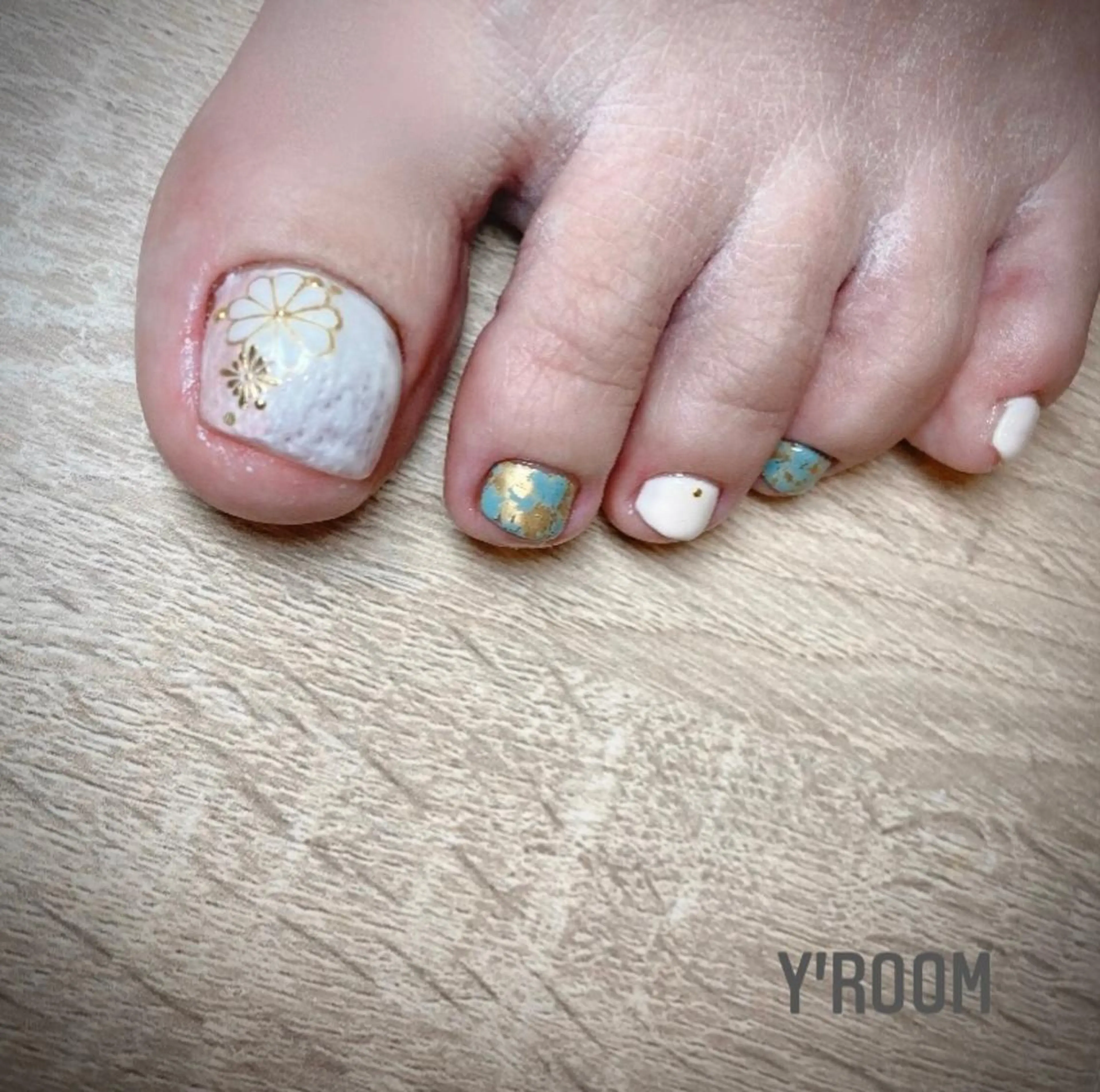 ネイル オーロラネイル フラッシュネイル フットネイル ジェルネイル 氷ネイル・うるうるネイル YUKA （ネイリスト）のネイルデザイン