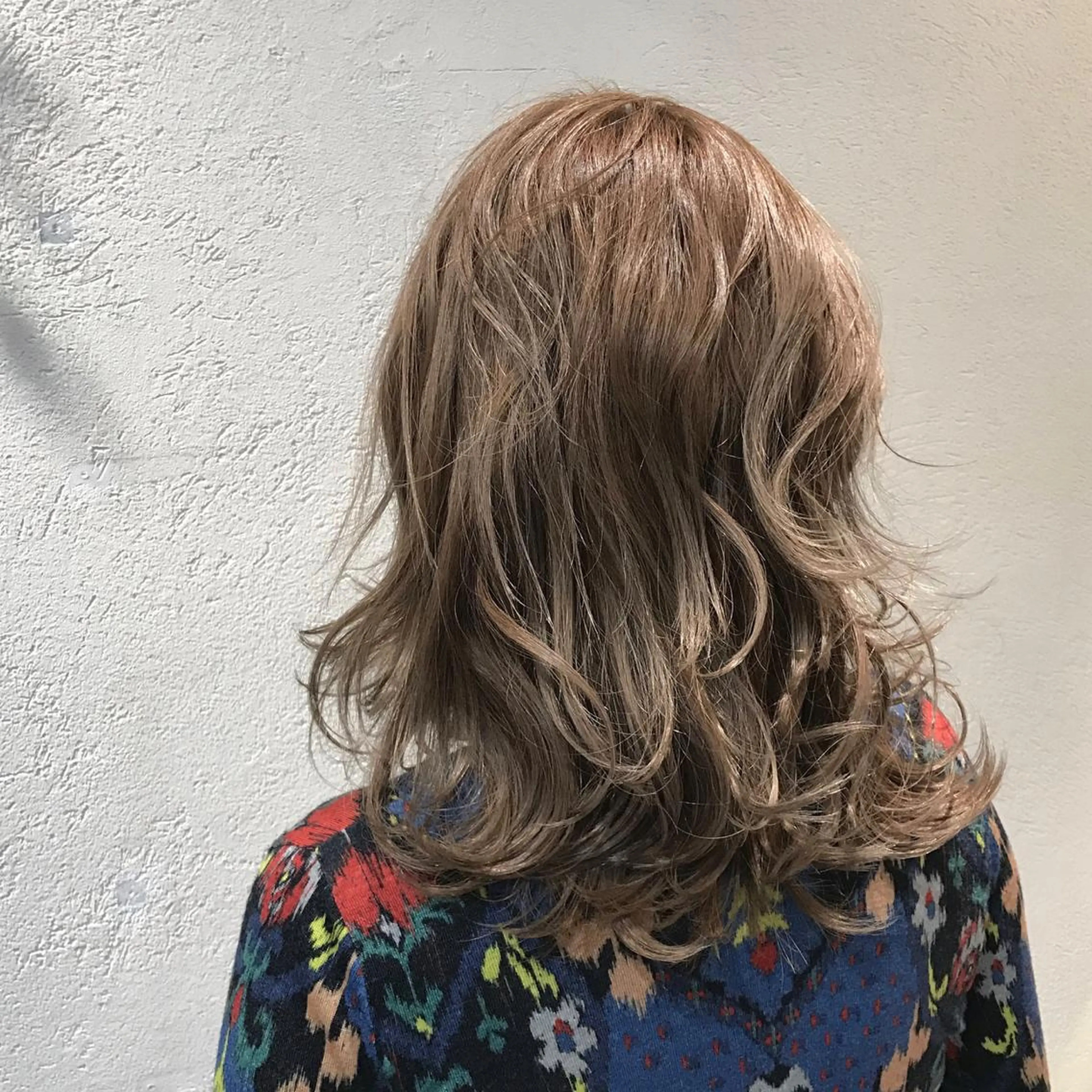 ミディアム カラー アッシュ ベージュカラー ダブルカラー イルミナカラー AMI Hair  supply所属・髪質改善カラー 韓国風レイヤーのヘアスタイル