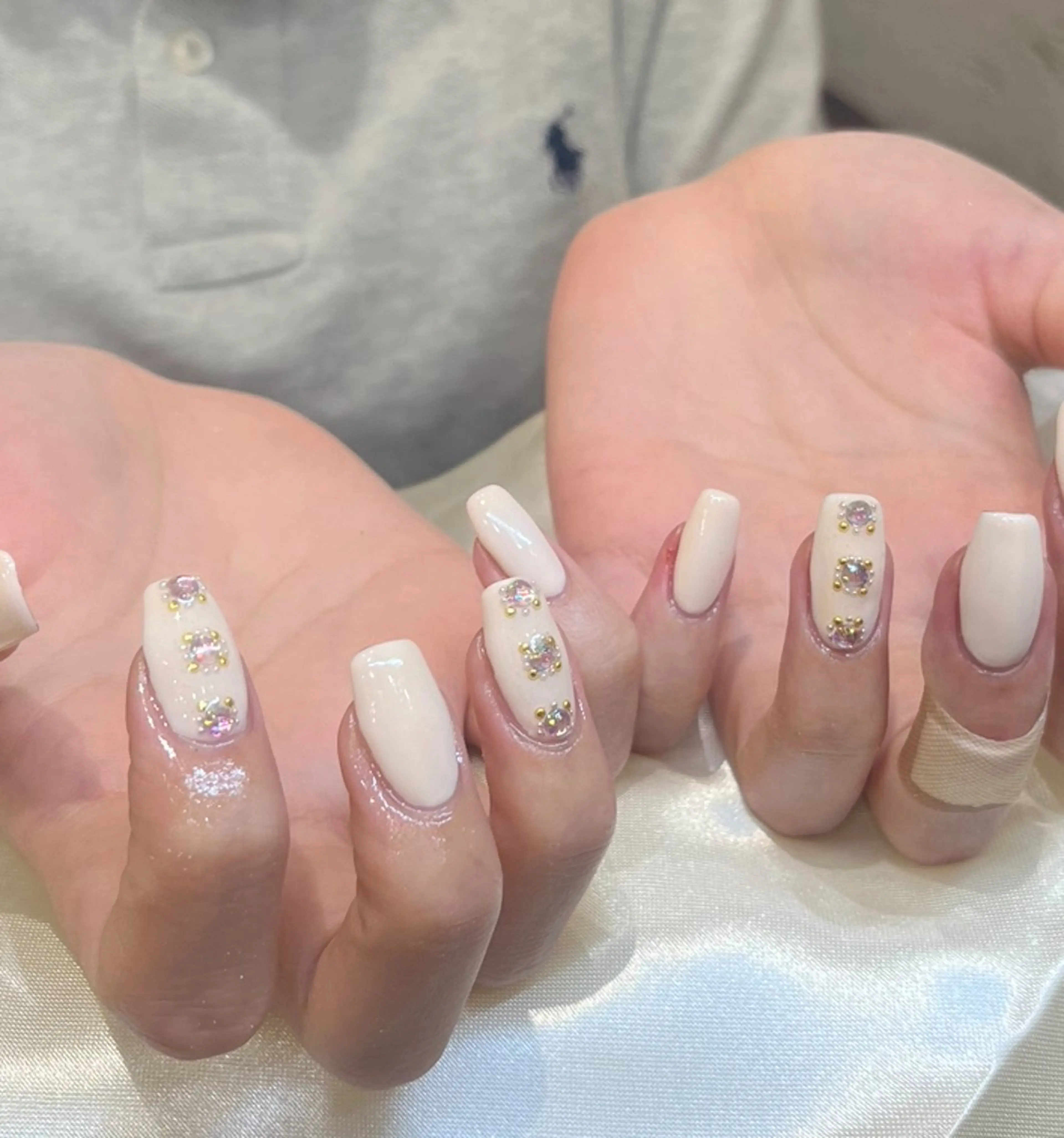 ネイル キラキラネイル ストーンネイル 🎀Earth chihiro🤍のネイルデザイン