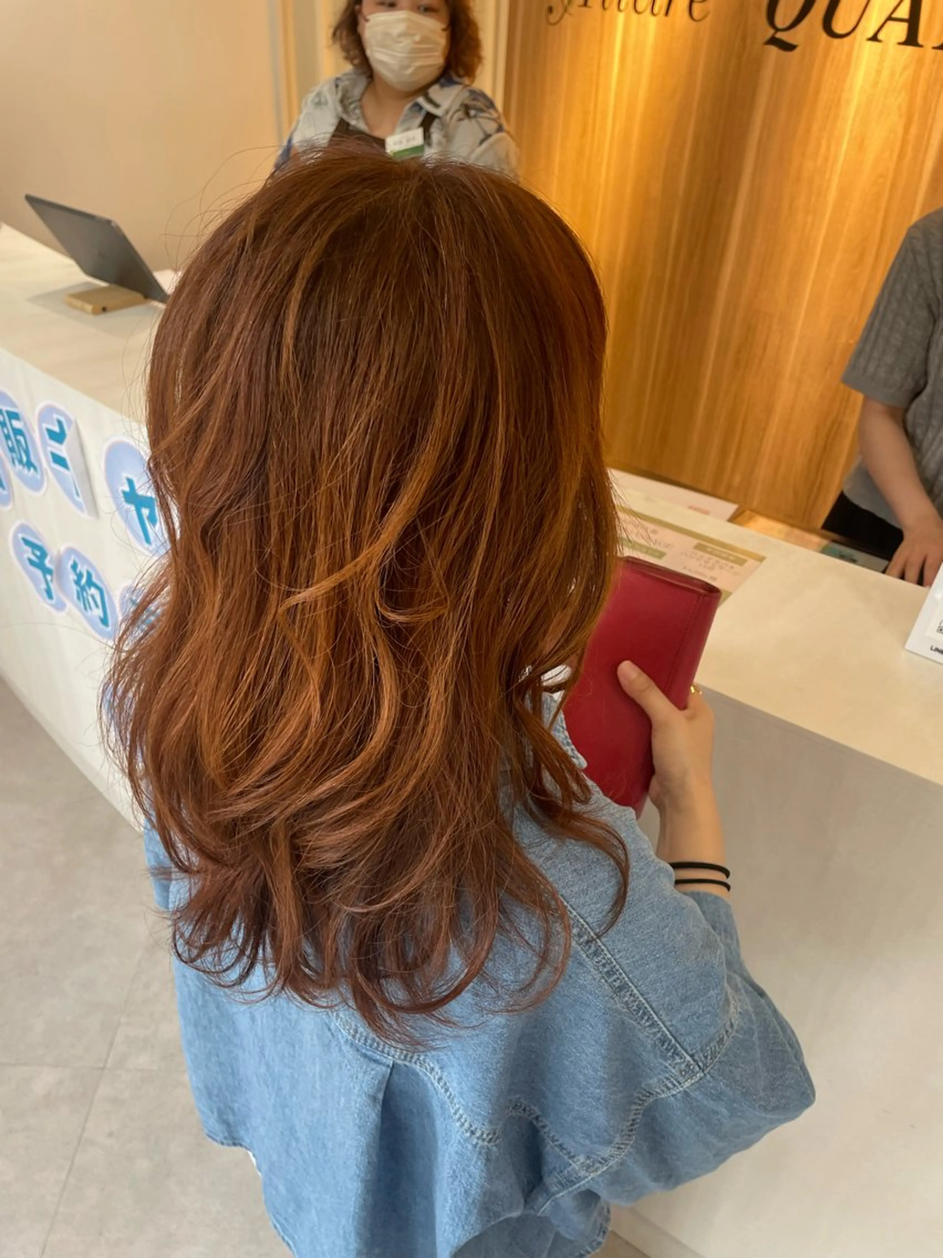 セミロング カラー パーマ ブラウンカラー オレンジ オレンジブラウン 葭葉 久美子のヘアスタイル