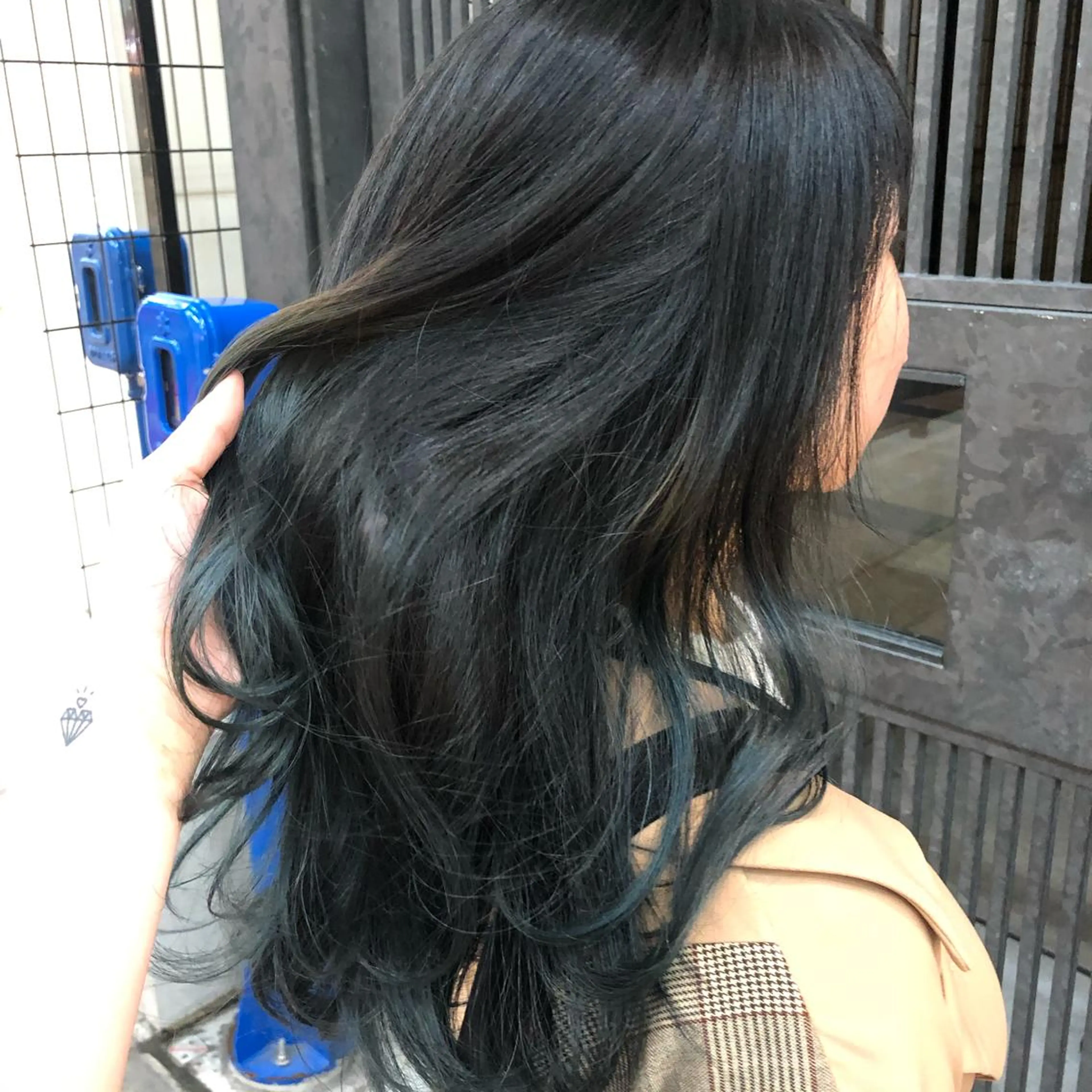 セミロング カラー ウルフカット／吉村 桃子のヘアスタイル