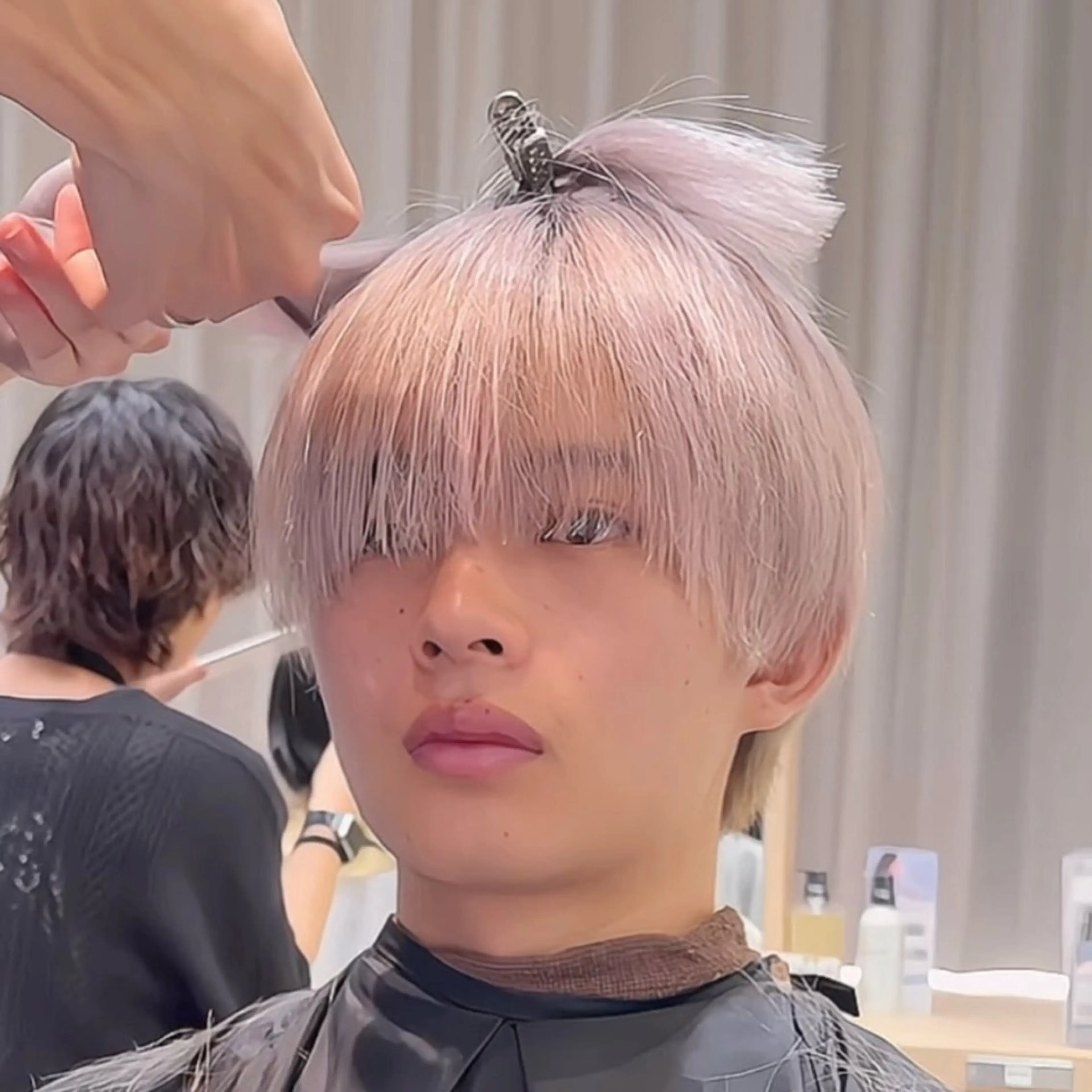 ミディアム カラー メンズ ベージュカラー ブロンド ホワイトベージュ ホワイトブロンド メンズ専門/パーマ 束間ショートのヘアスタイル