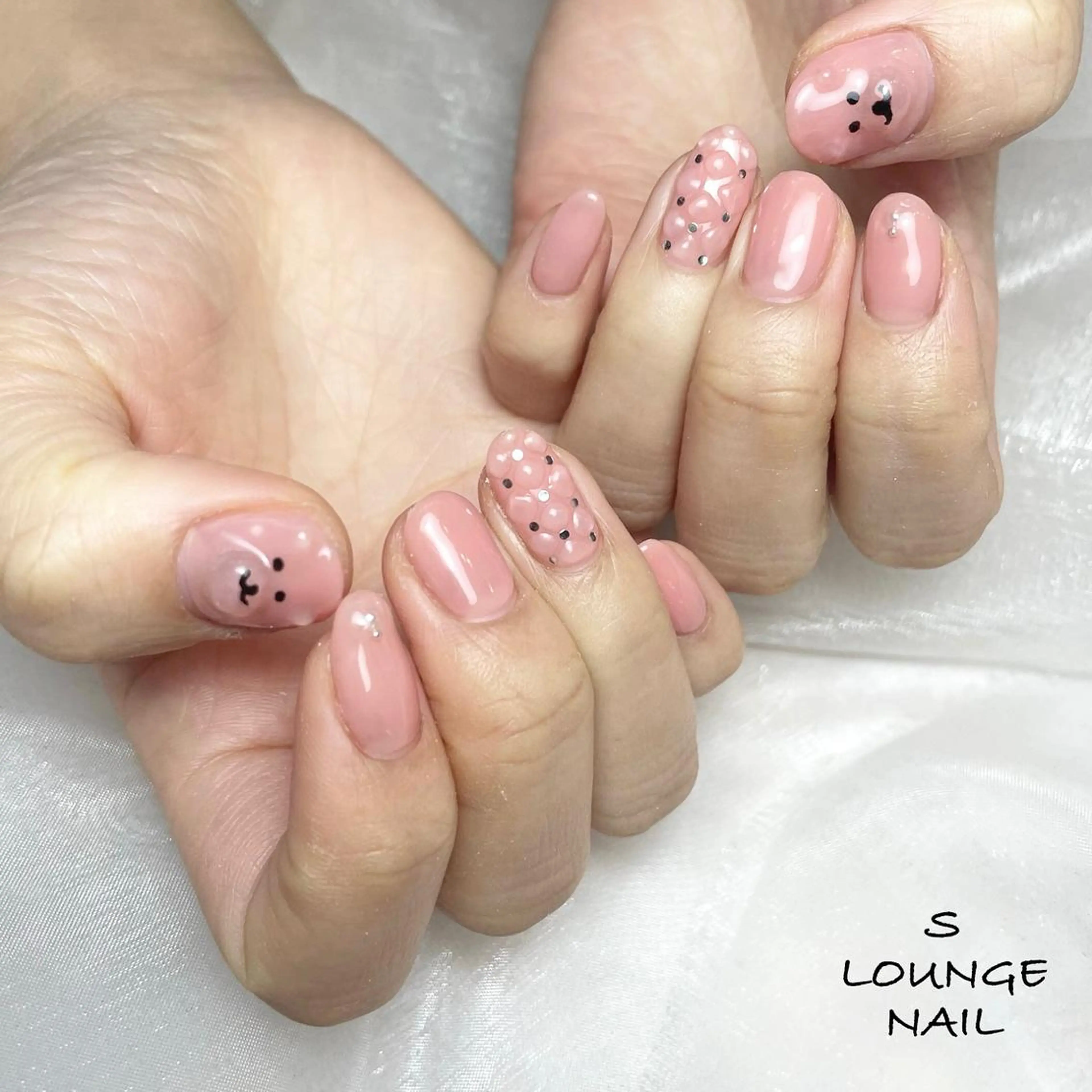 ミディアム ハンドネイル フットネイル S LOUNGE NAIL所属・パーツたくさん🍓 SUMIのネイルデザイン