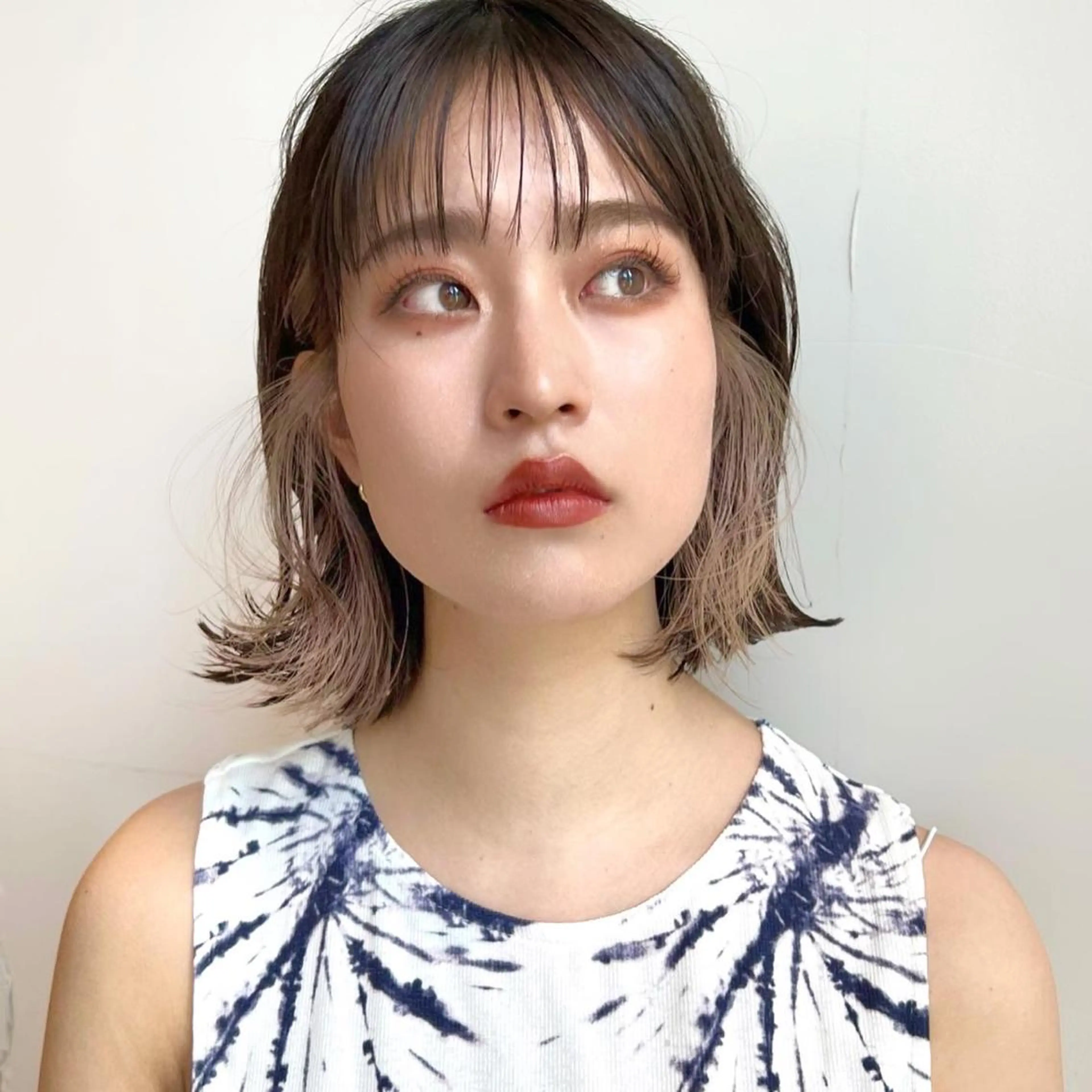 ミディアム カラー 切りっぱなしボブ ブリーチ グレージュ イルミナカラー インナーカラー ヘアカラー トリートメント レイヤー専門家 ダブルカラー修のヘアスタイル