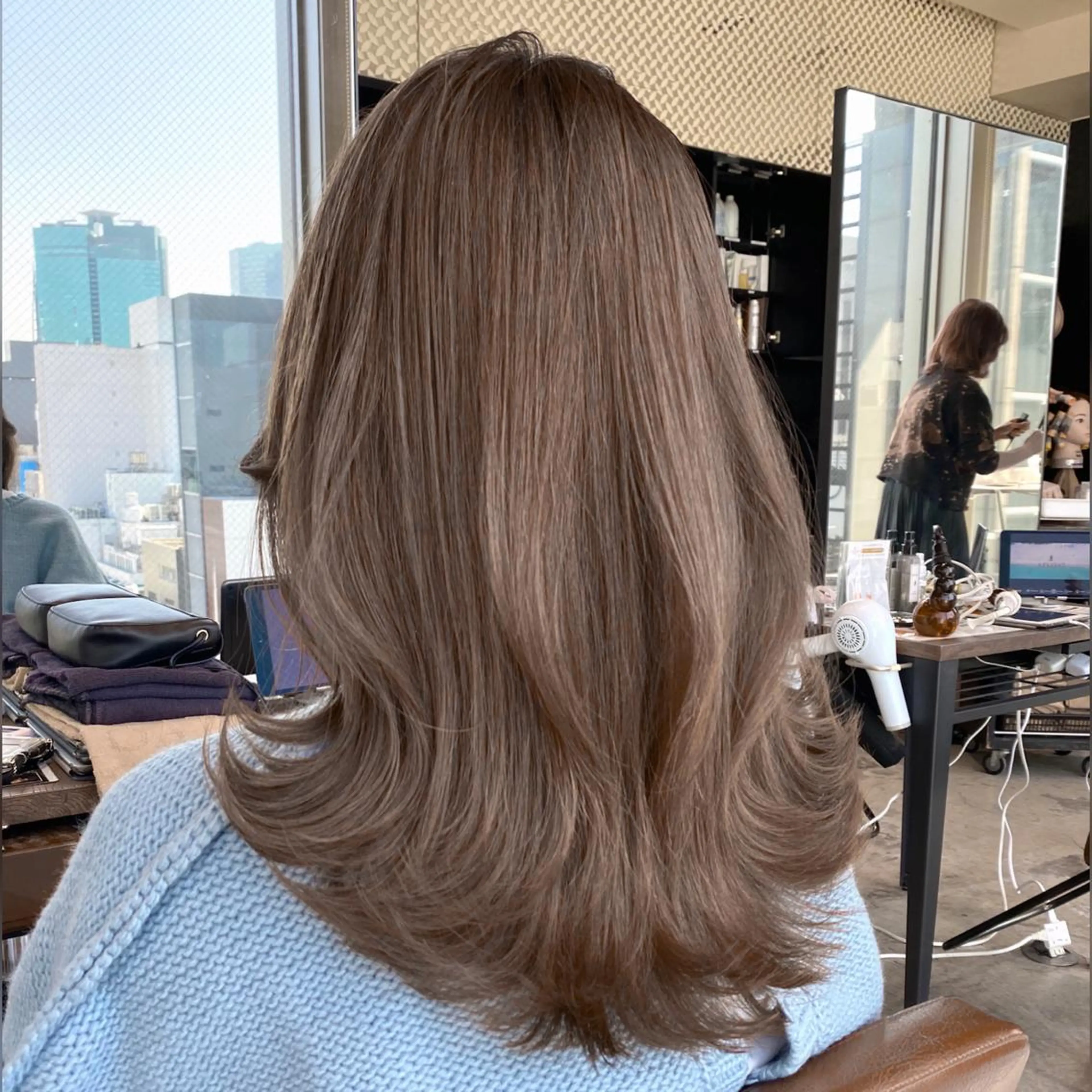 ミディアム カラー レイヤー/顔周り /透明感🩶高橋大のヘアスタイル