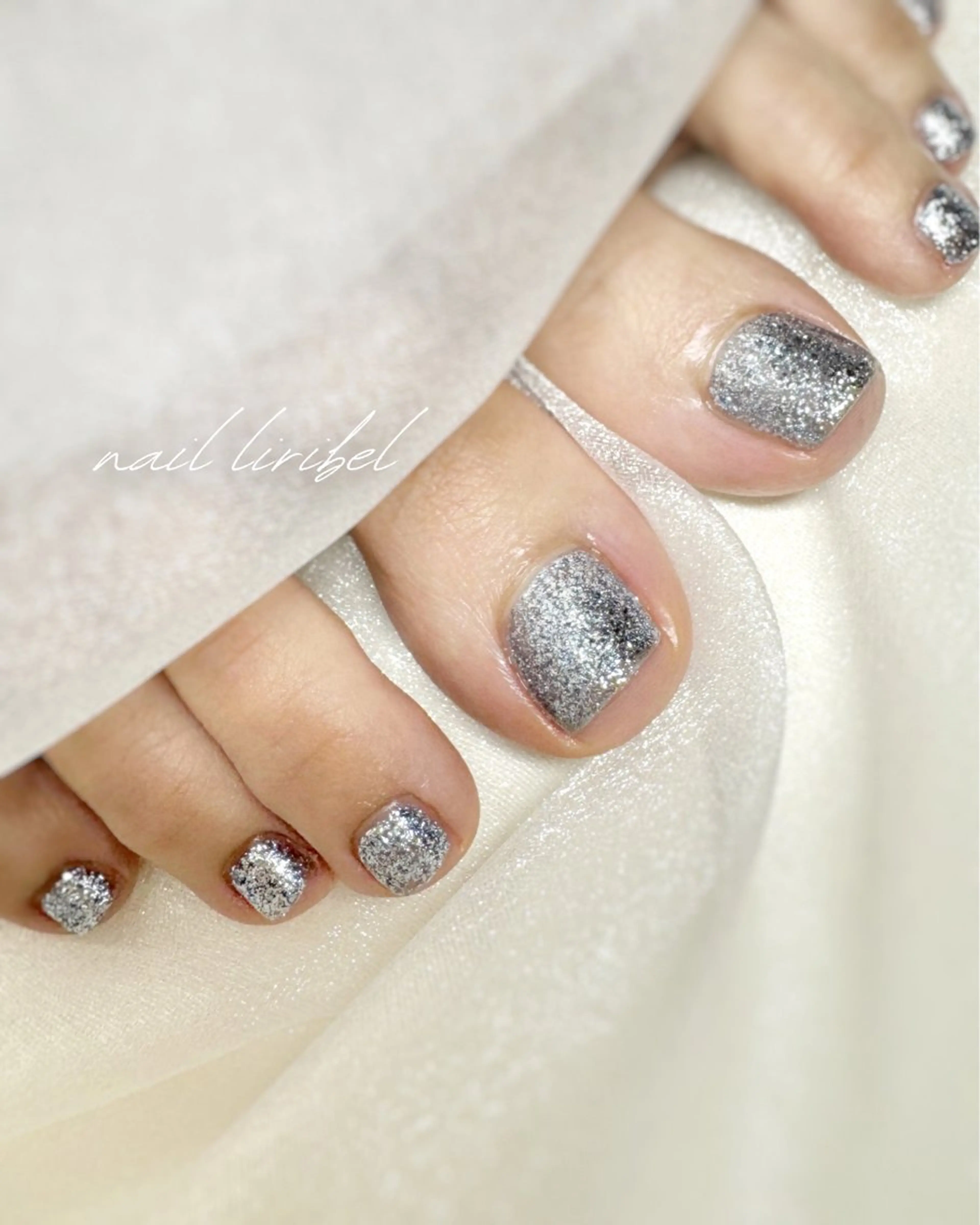 ネイル フットネイル キラキラネイル ワンカラーネイル Nail Liribelのネイルデザイン