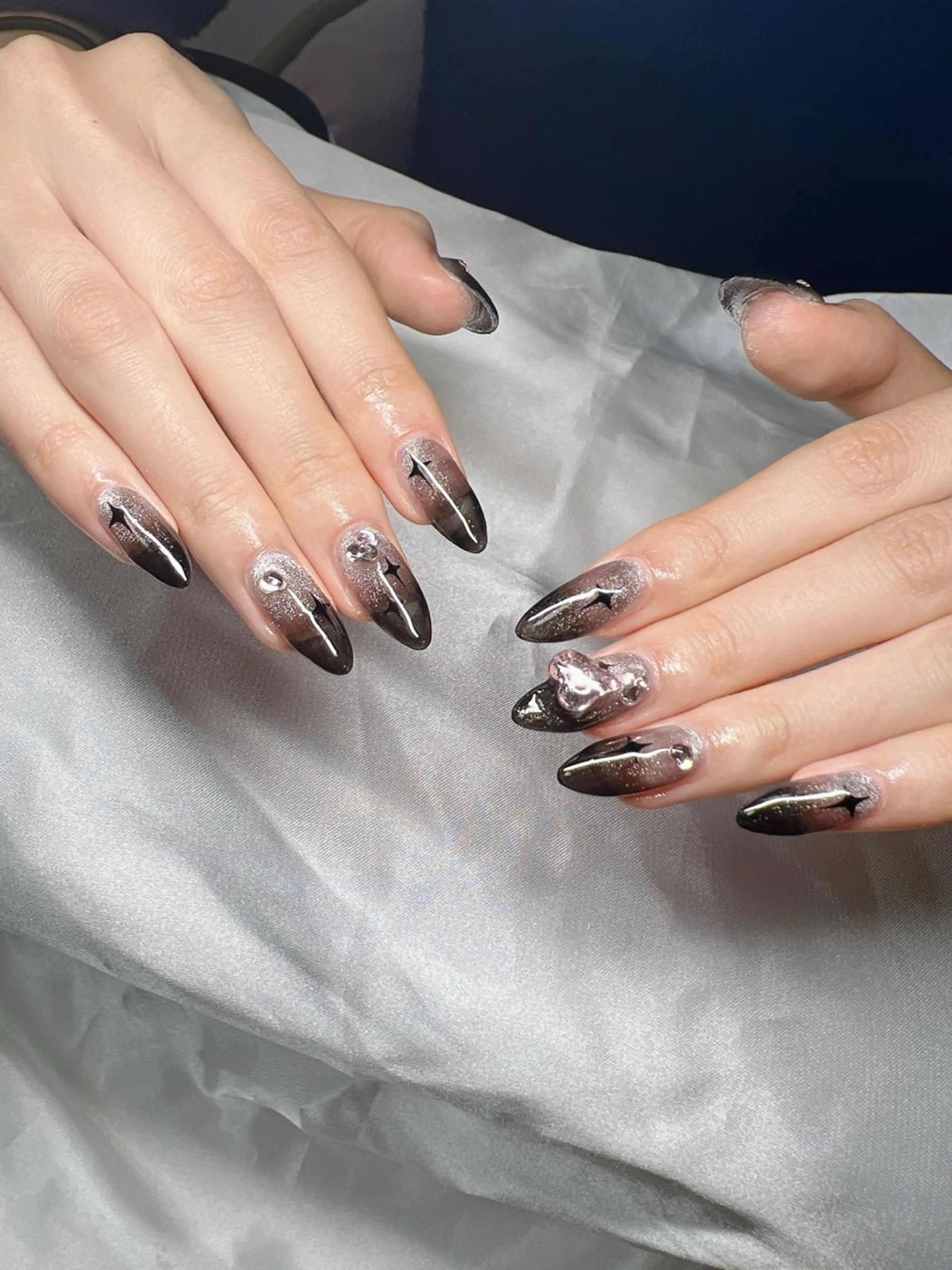 ネイル 長さ出し グラデーション 卒業式 キラキラネイル マグネットネイル Lee Nailsのネイルデザイン