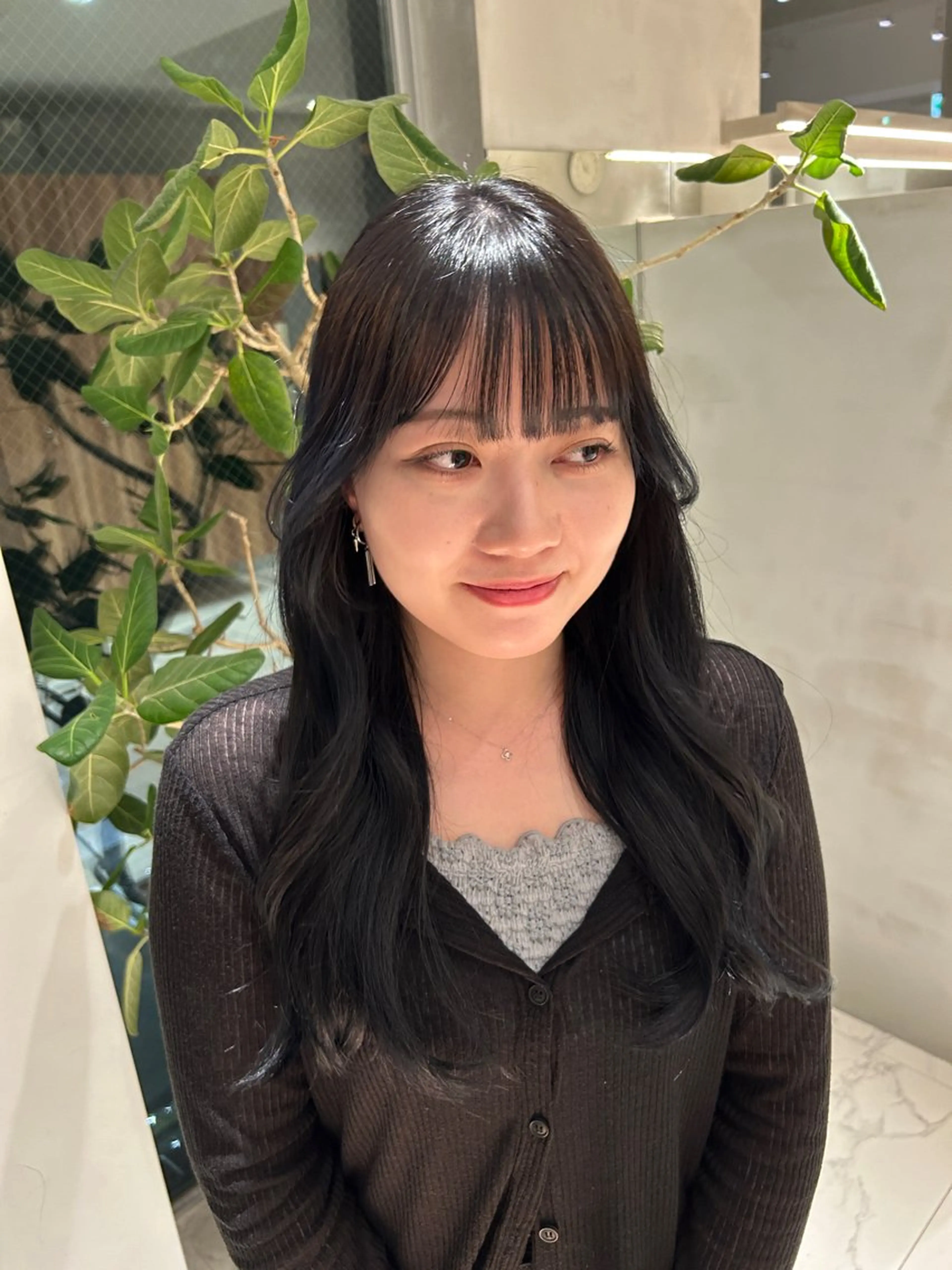 ロング カラー 黒髪 ブルーカラー ブルーブラック 透明感カラー れんか/レイヤー/メ ンズ/ベージュ/艶髪のヘアスタイル