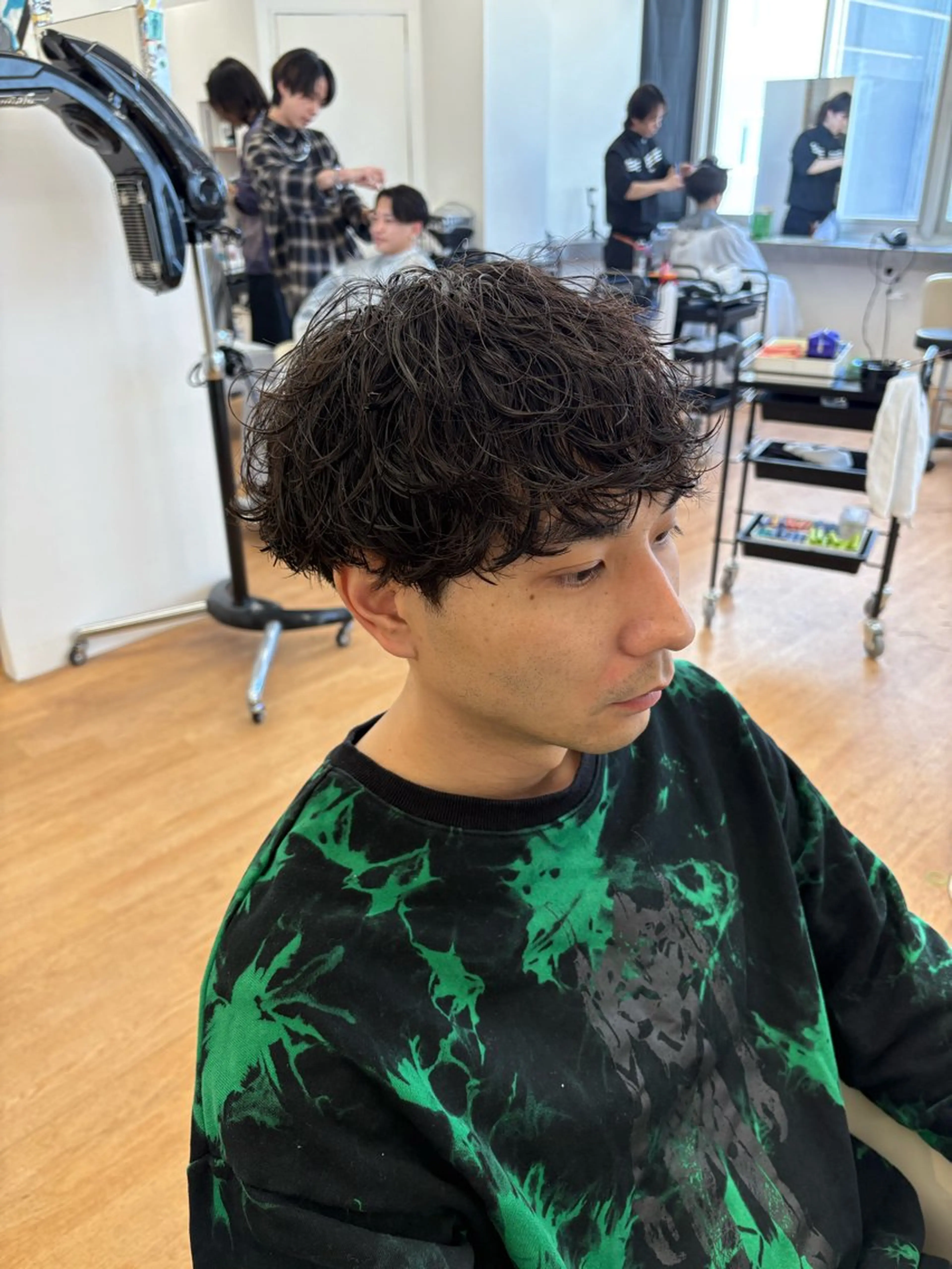 ロング パーマ メンズ センターパート ダウンパーマ フェザーパーマ カルマパーマ メンズ韓国風 カット become men's hair 名駅店所属・名駅/フェザーパーマ 韓国ヘア/森岡のヘアスタイル