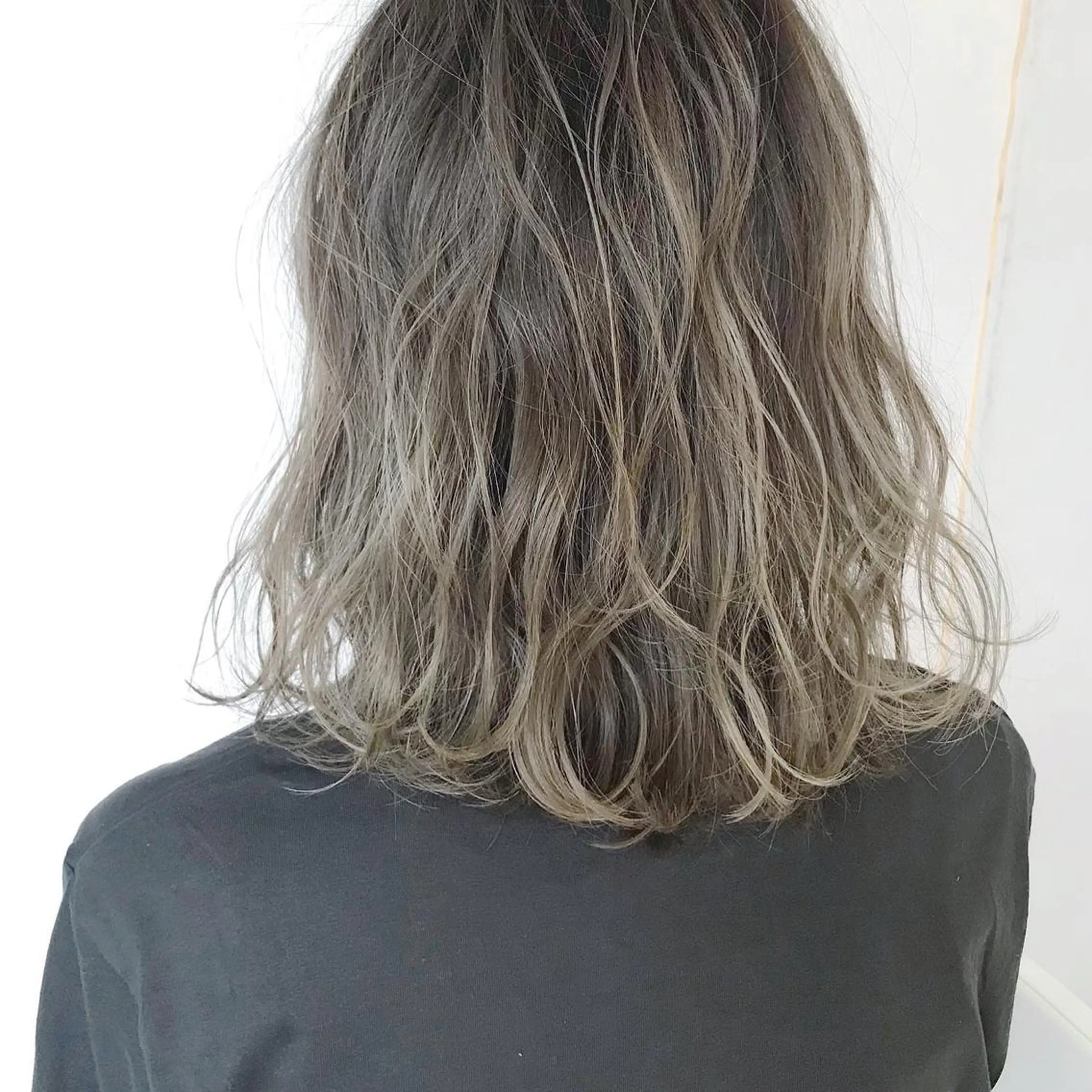 ミディアム カラー 透明感カラー グレージュ ハイライトカラー ハイライト カット ヘアカラー ボブ・レイヤーカット 吉敷航一のヘアスタイル