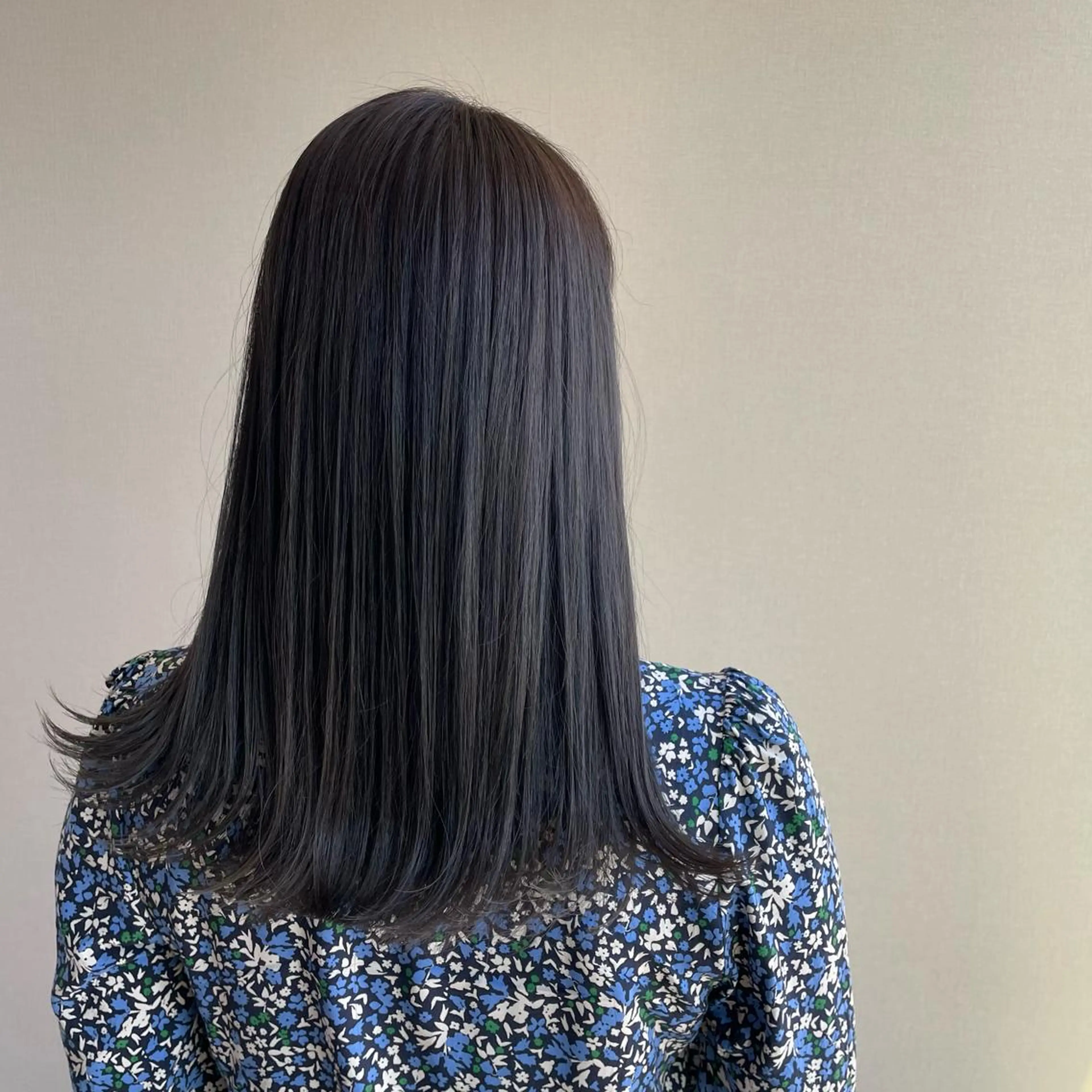 セミロング 切りっぱなしボブ/ 蒲生四丁目/伊藤瑠唯のヘアスタイル