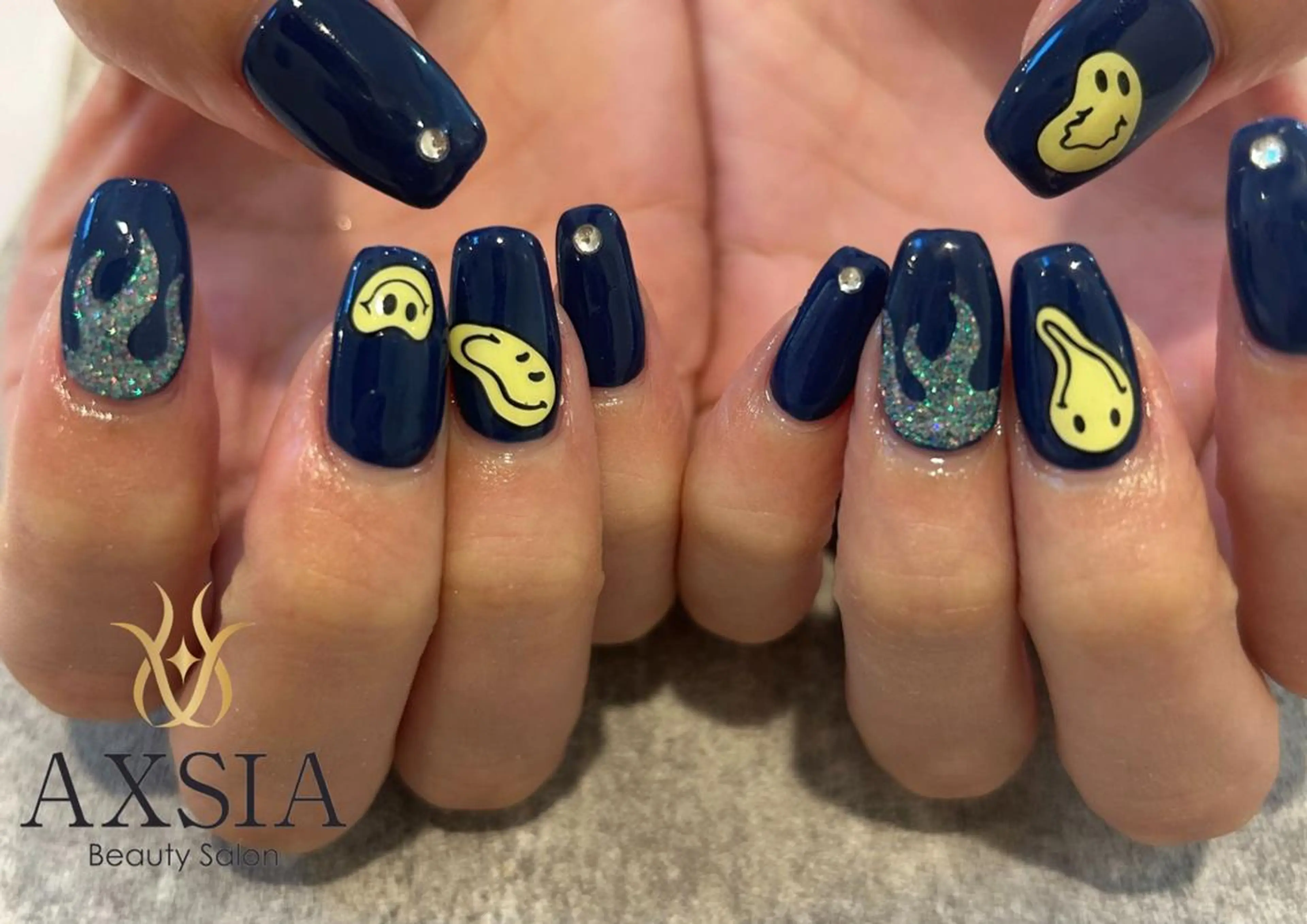 ミディアム ハンドネイル AXSIA Beautyのネイルデザイン