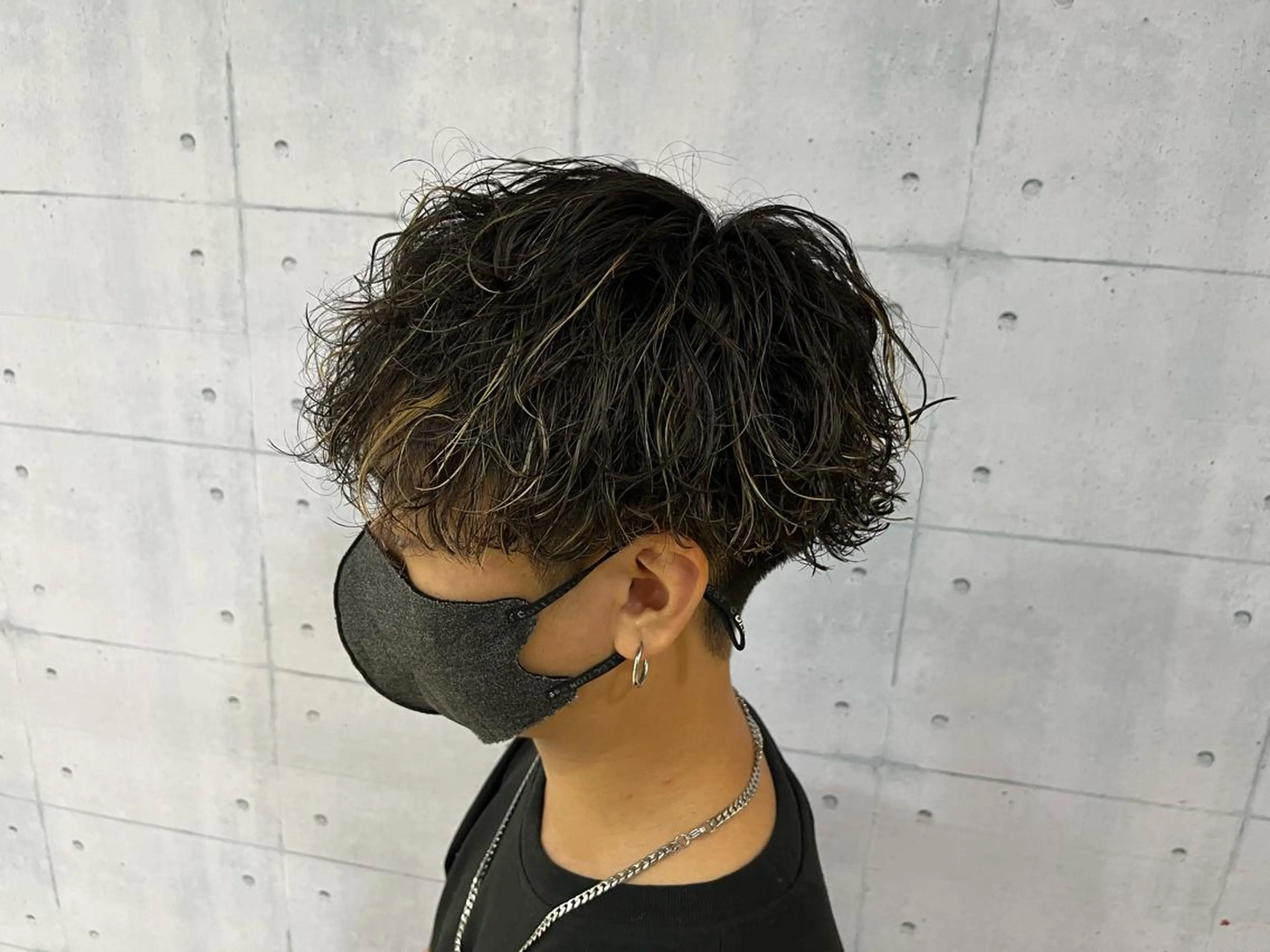 ミディアム パーマ メンズ マッシュ 波巻きパーマ カット パーマ 韓国風メンズ/毛流れ ヘアなら須田龍世のヘアスタイル