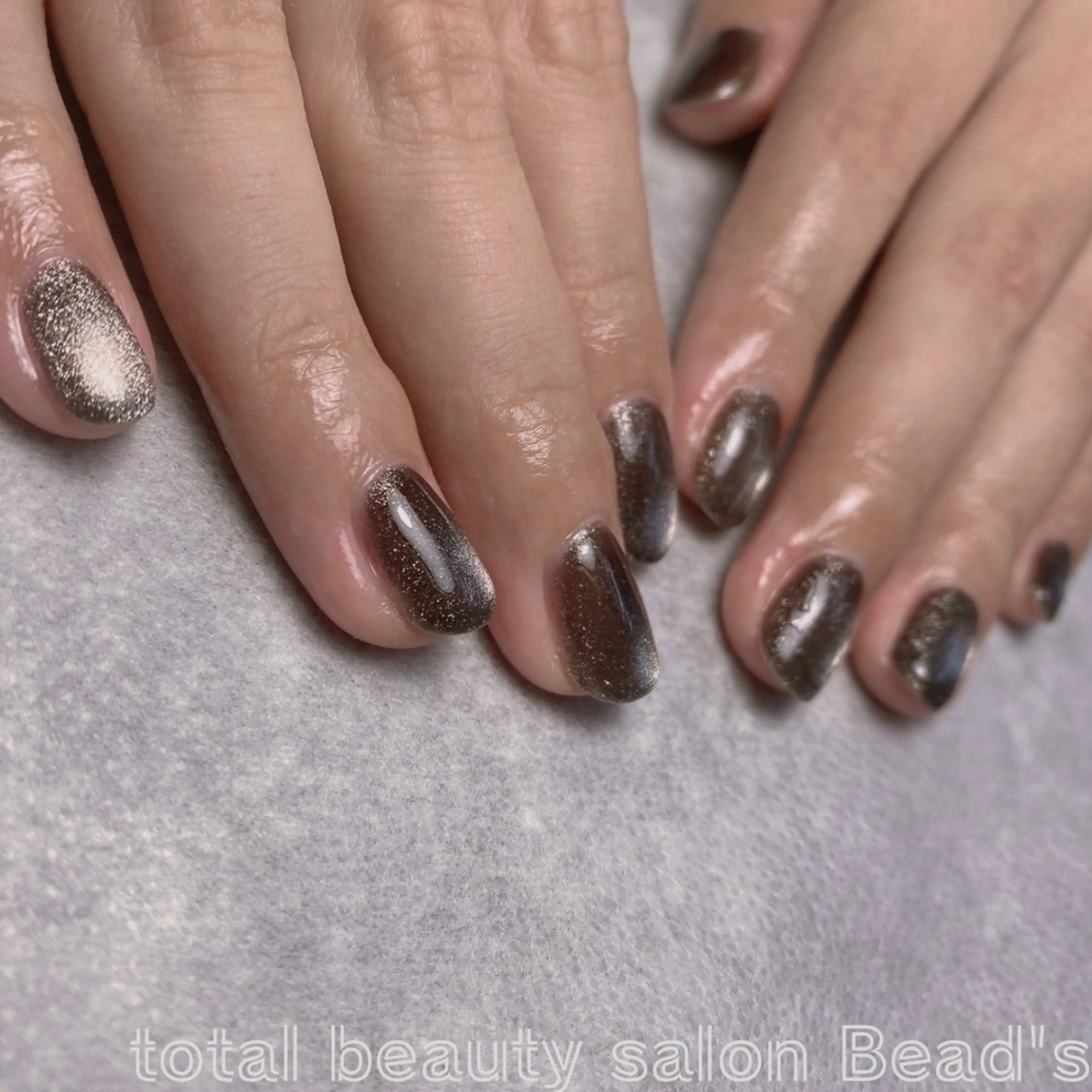 ネイル ブラウン キラキラネイル マグネットネイル ハンドネイル ネイルサロン　ビーズ所属・トータルビューティー サロンビーズ すずのネイルデザイン