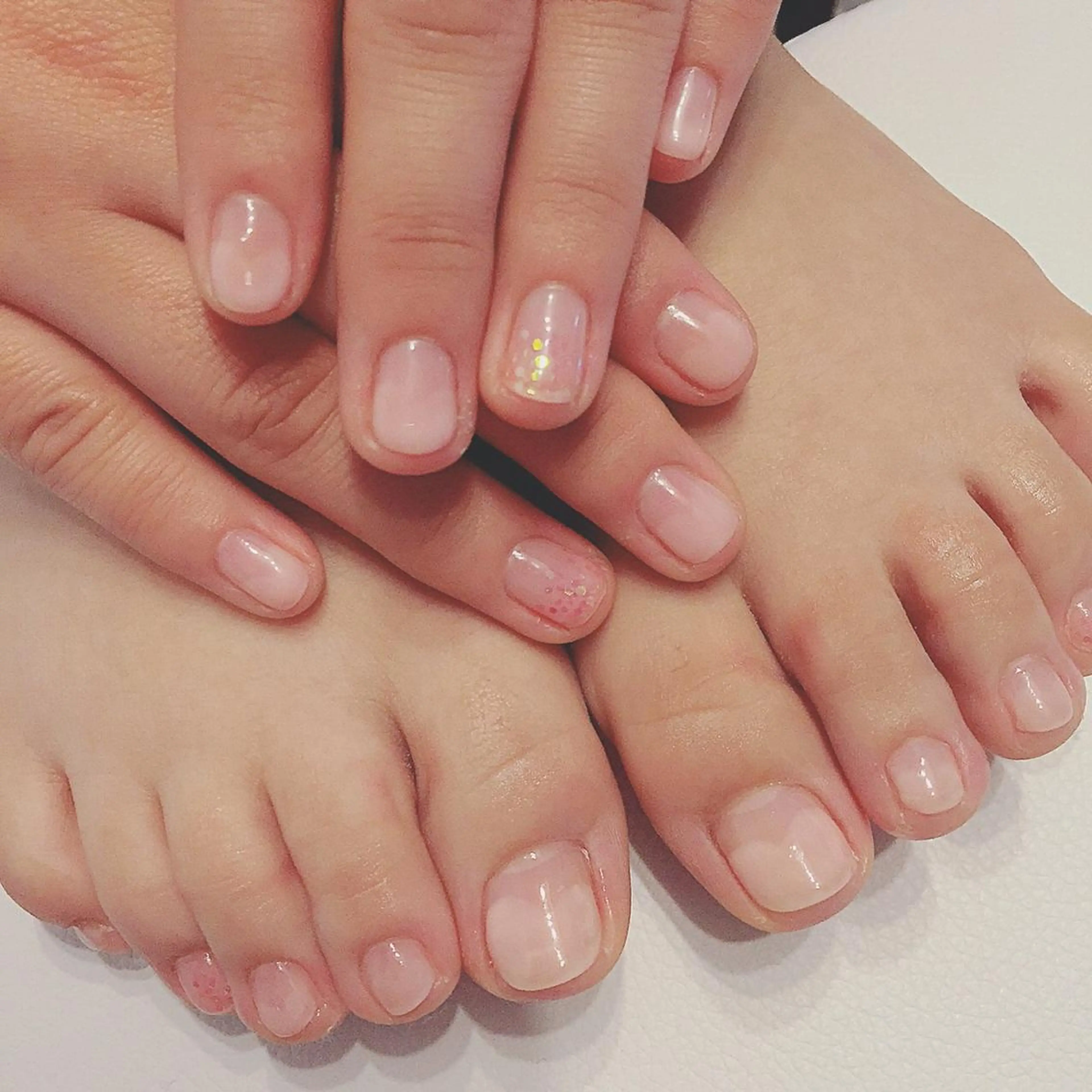 ネイル ハート ホログラムネイル キラキラネイル おそろいネイル シンプルネイル THECOLORS所属・近貞 莉奈のネイルデザイン