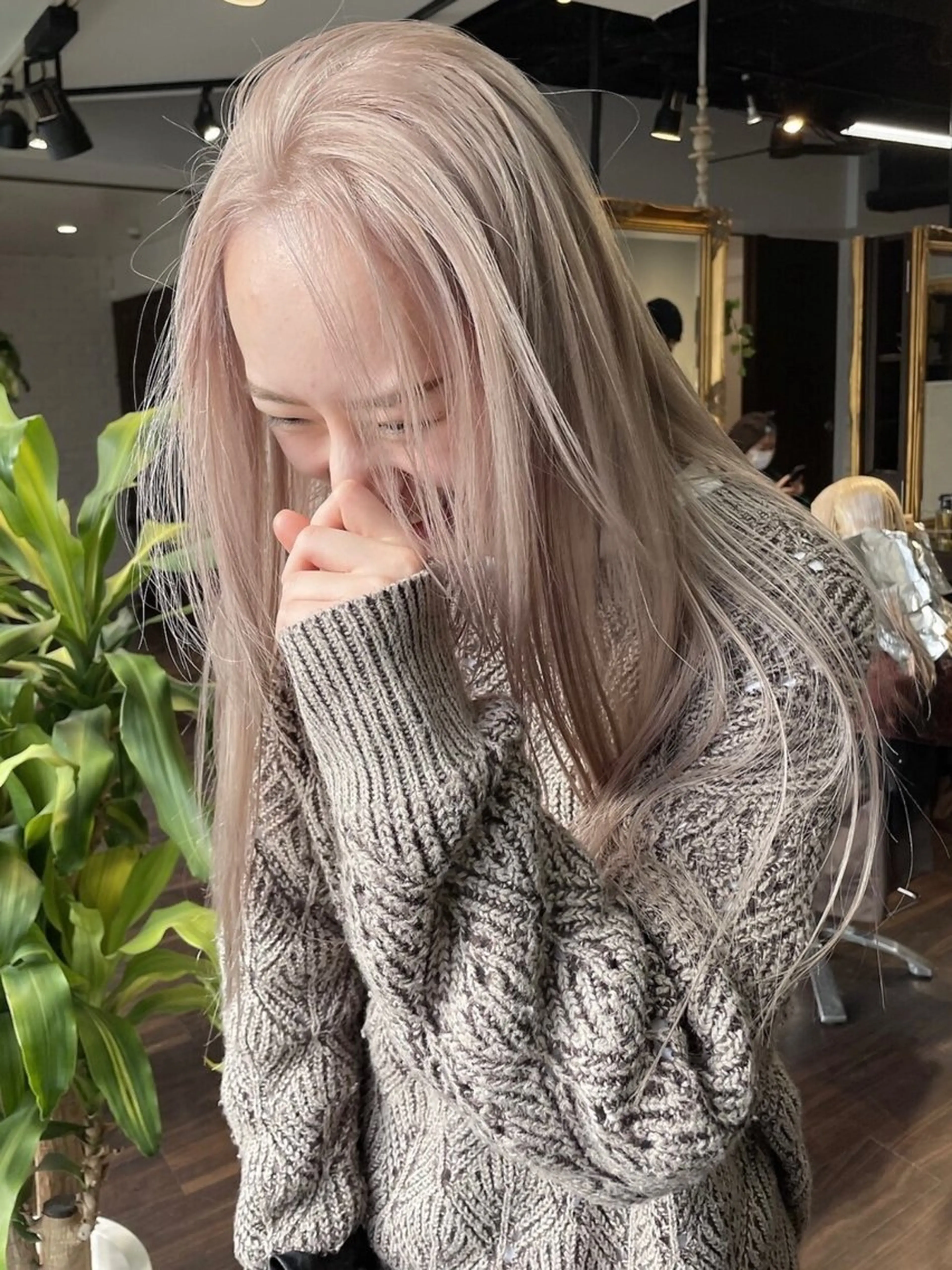 ロング カラー ヘアアレンジ ベージュカラー ブリーチ イヤリングカラー ハイトーンカラー ミルクティーベージュ 髪質改善/レイヤー ダブルカラー塚本耀のヘアスタイル