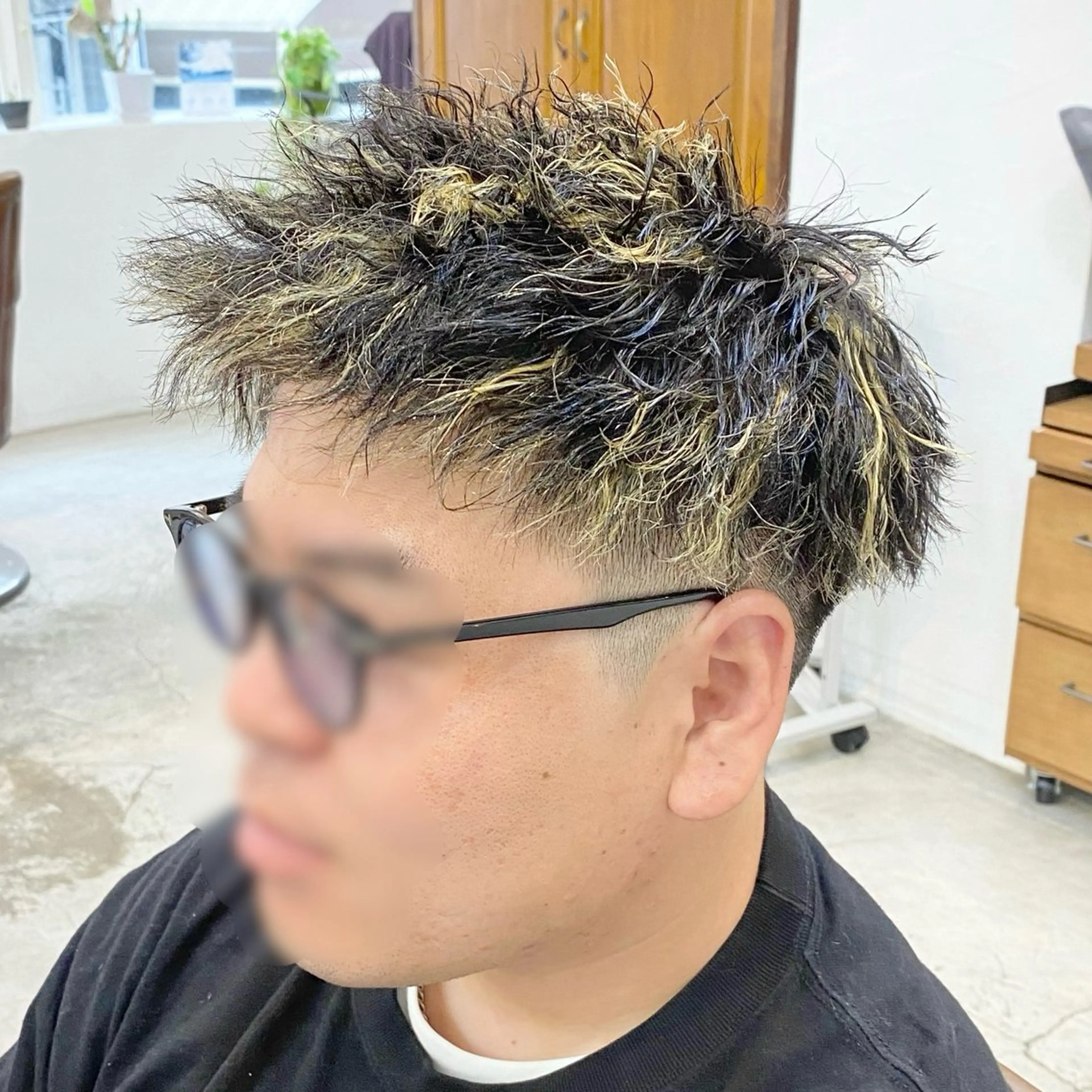 カラー パーマ メンズ メンズメッシュ メンズパーマ メンズツイストパーマ メッシュ ツイストパーマ カット ヘアカラー パーマ Vicke所属・メンズ専門/韓国風 ❤️‍🔥吉野あいかのヘアスタイル