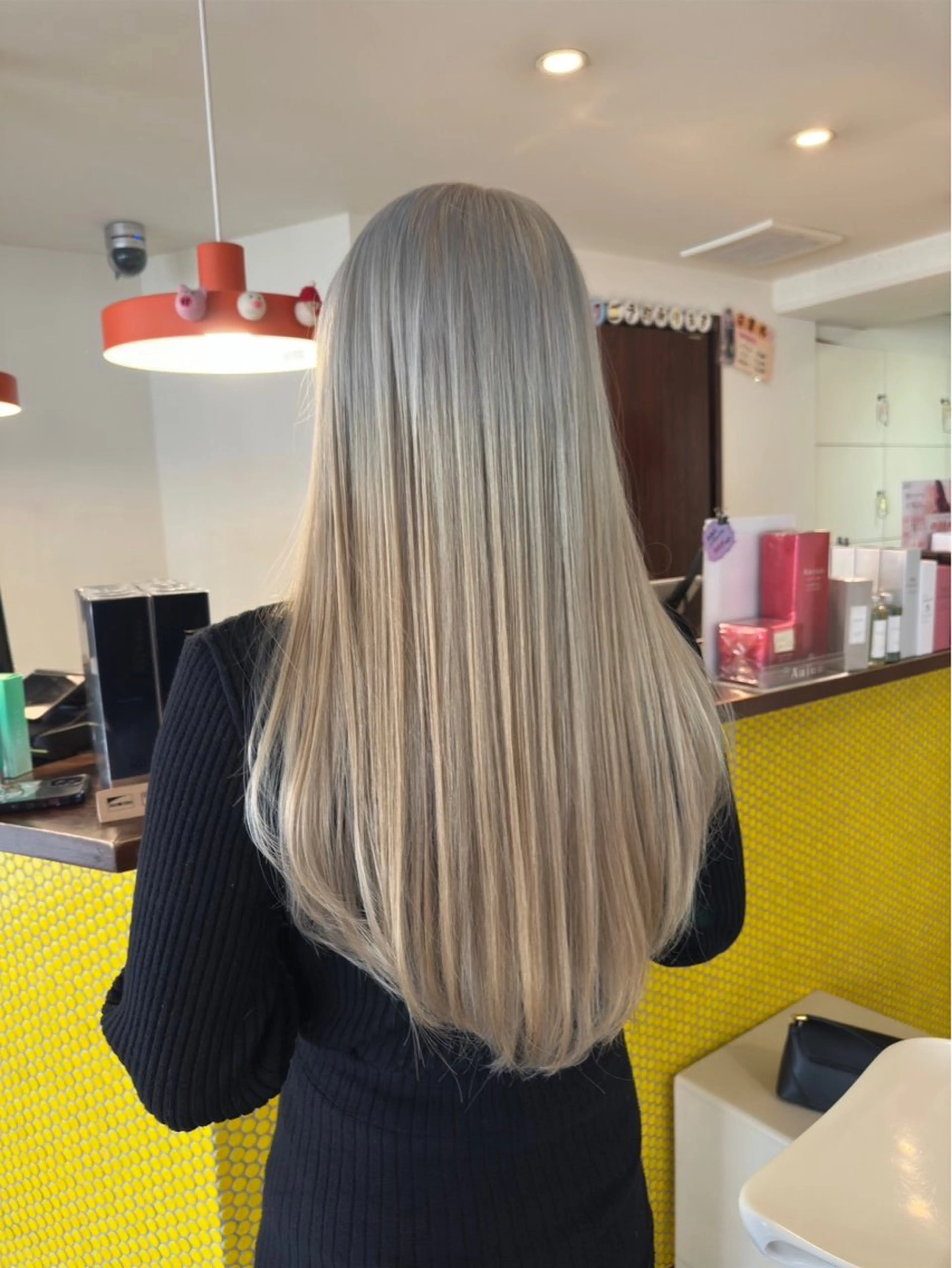 ロング カラー ブロンド ホワイトブロンド カット 縮毛矯正 トリートメント yossy/髪質改善 /ダブルカラーのヘアスタイル