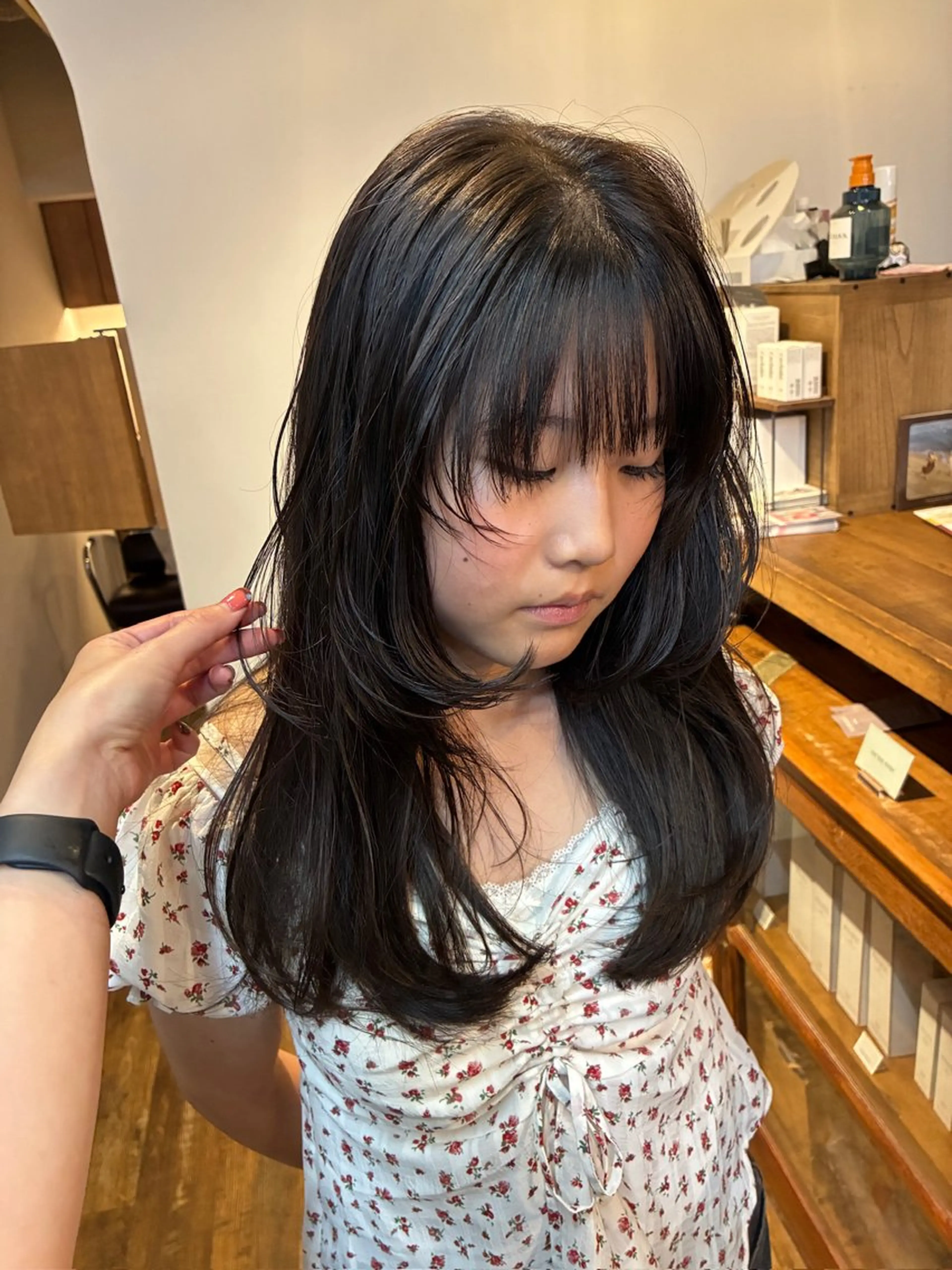 ロング カラー ベージュカラー 透明感カラー ラベンダーカラー オリーブベージュ くびれヘア カット 縮毛矯正 トリートメント SEIRA🤍 レイヤーカットのヘアスタイル