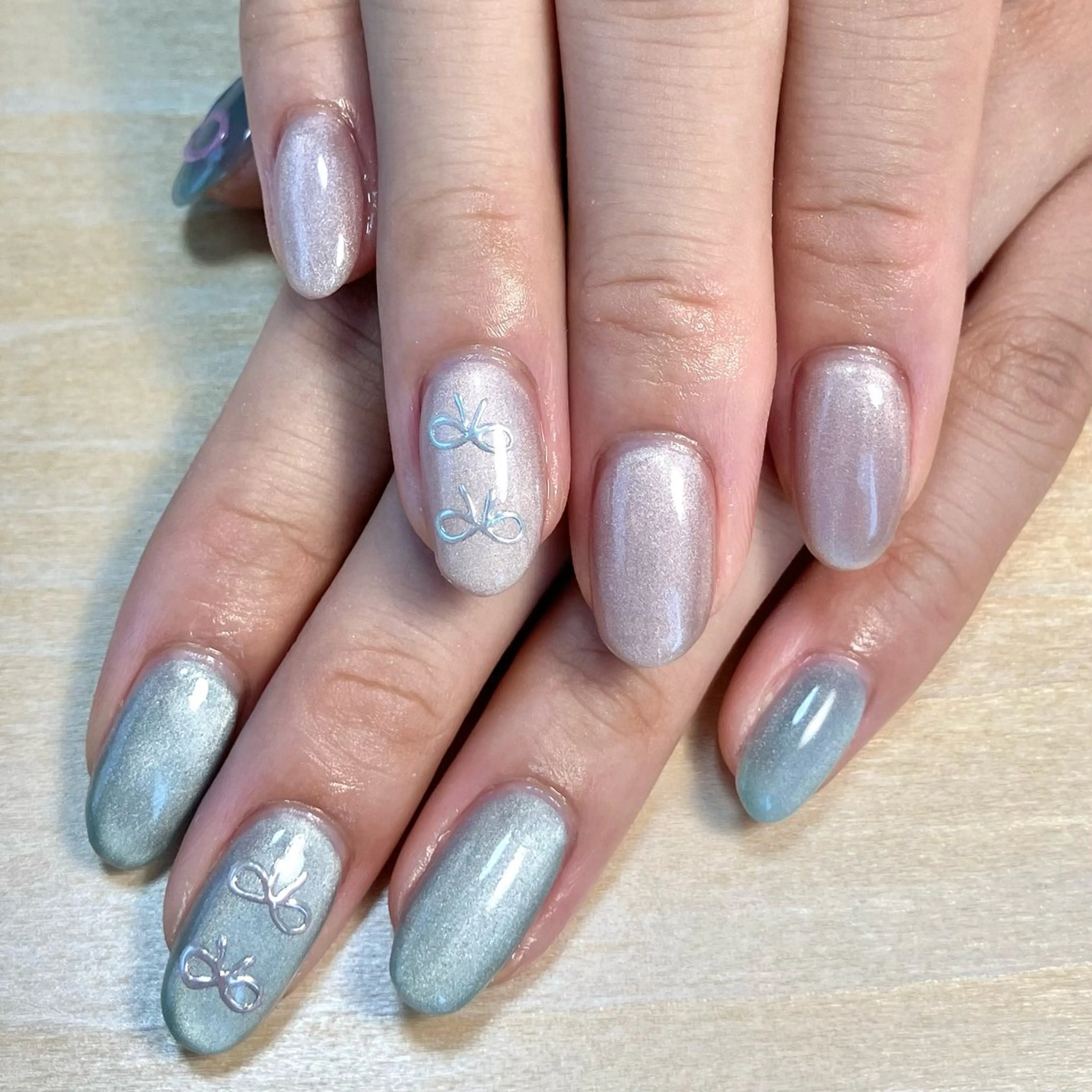 ネイル ミラーネイル リボン nailroom kukaのネイルデザイン