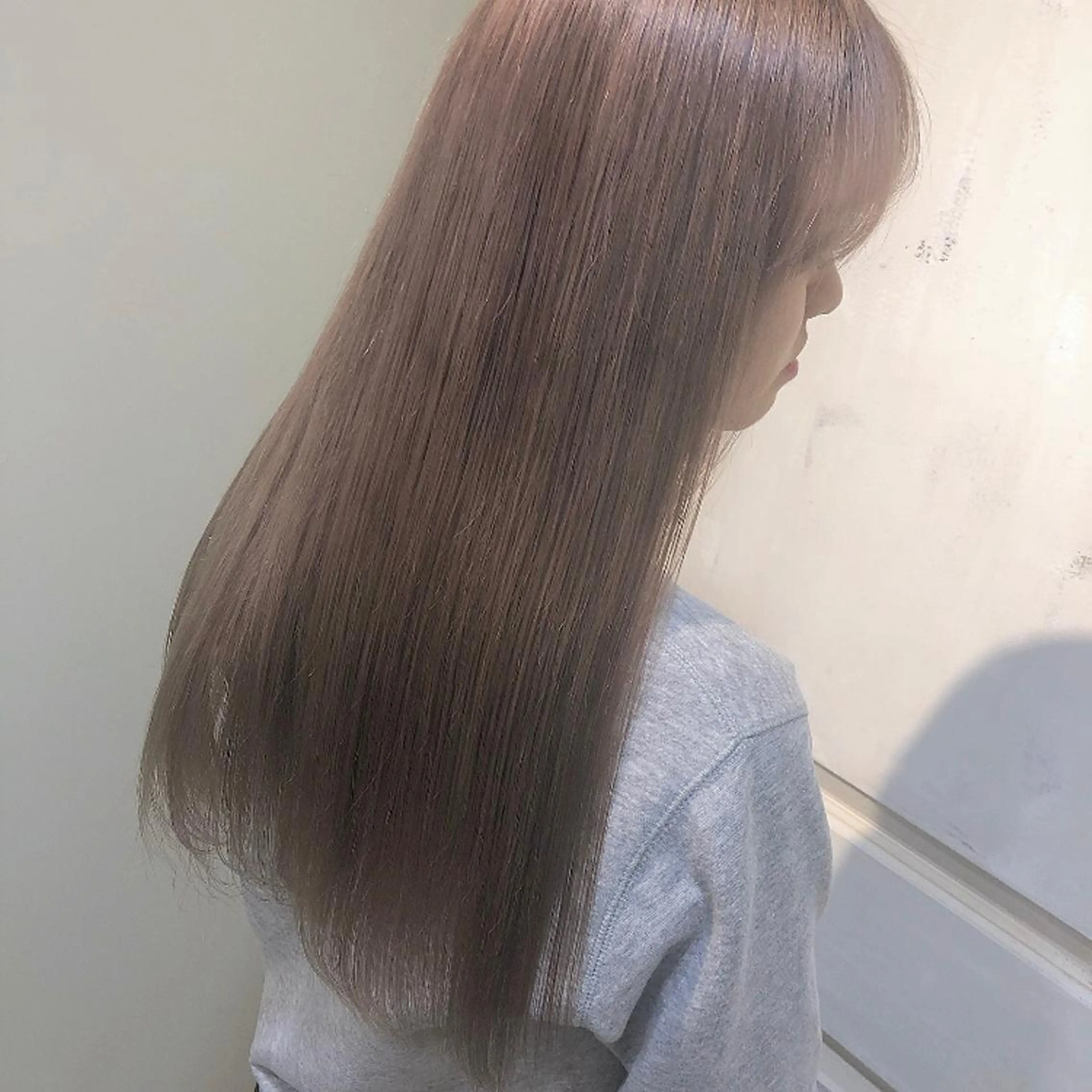 ロング カラー アッシュ ベージュカラー ブリーチ ハイトーンカラー ブリーチなしカラー 韓国🇰🇷レイヤー 映える顔周り🩷のヘアスタイル