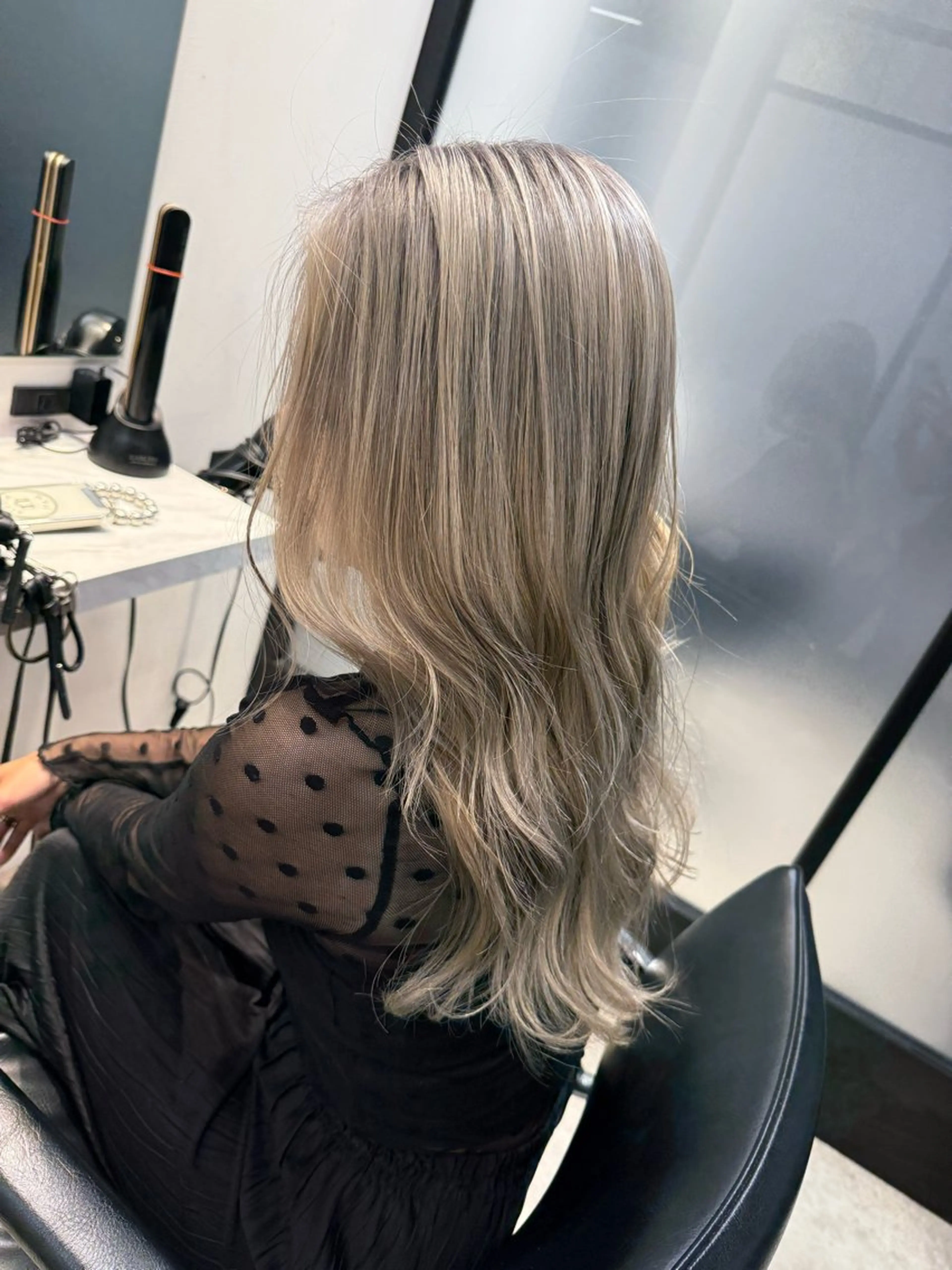 セミロング salowin所属・ハイトーンカラー 馬場みなみのヘアスタイル