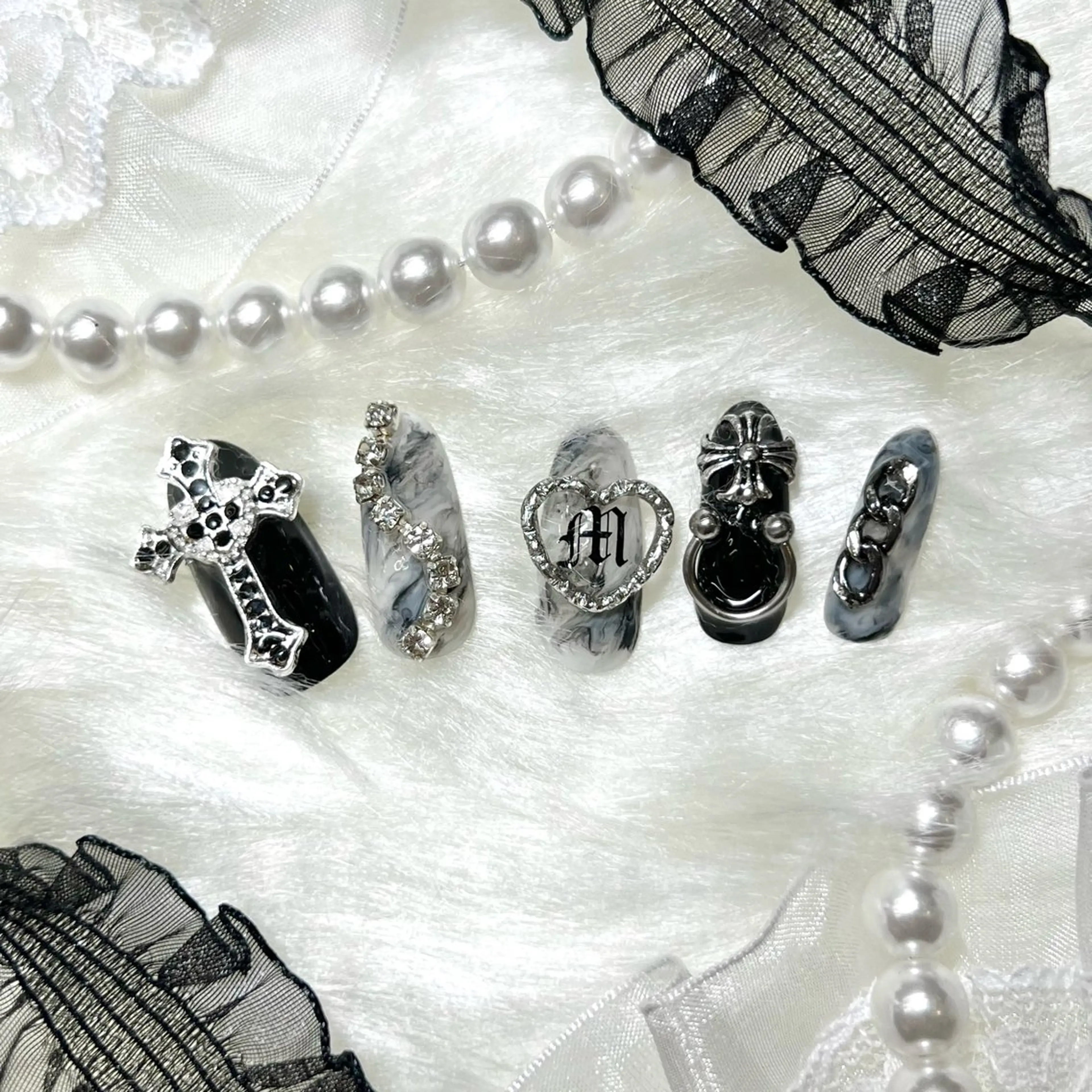 ネイル ロングネイル 痛ネイル🩷渋谷 🧸Yunaのネイルデザイン