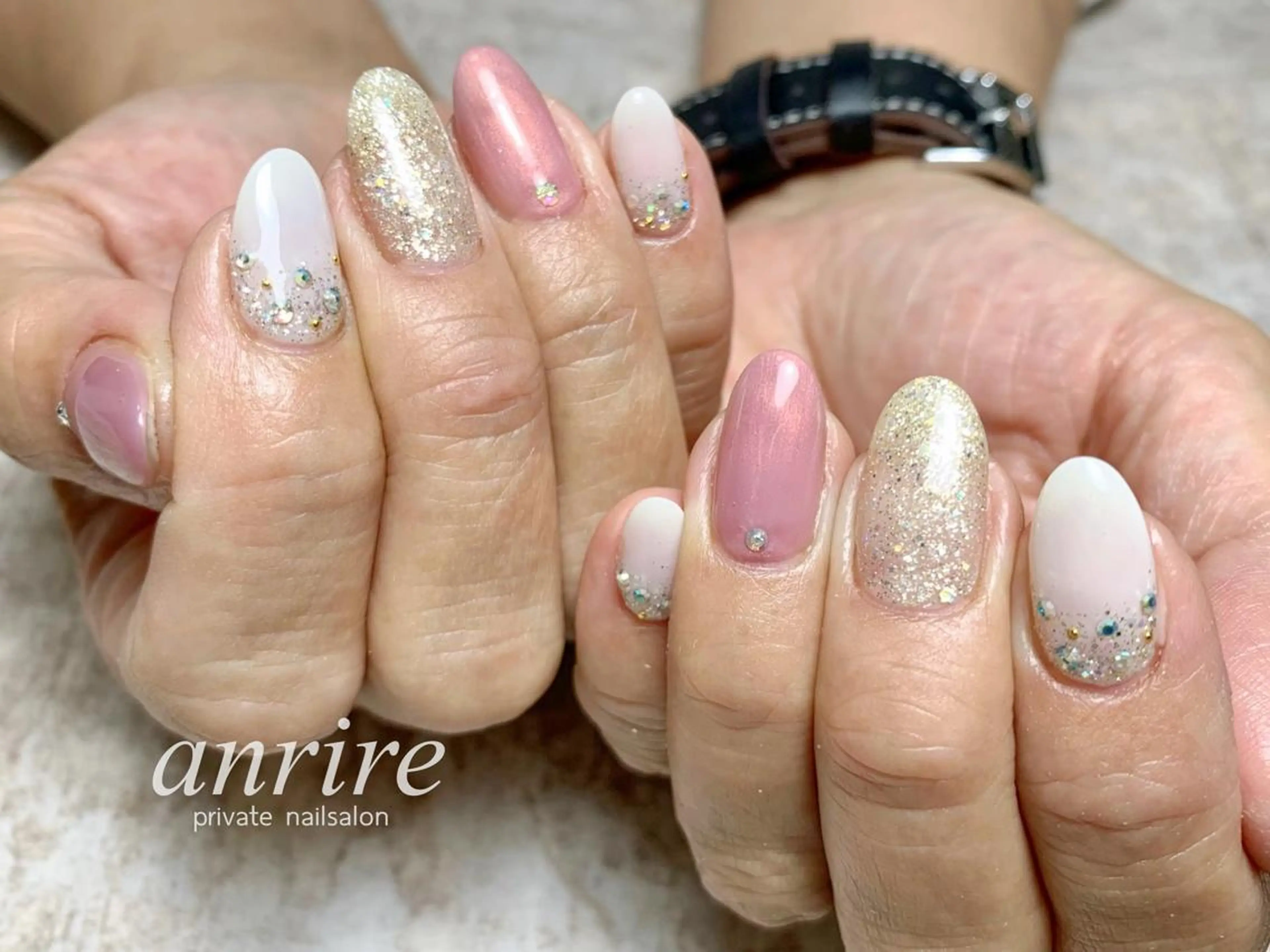 ネイル キラキラネイル ラメ(グリッター) ピンク ホワイト ハンドネイル nail salon anrire〜アンリール〜所属・nailsalon anrireのネイルデザイン