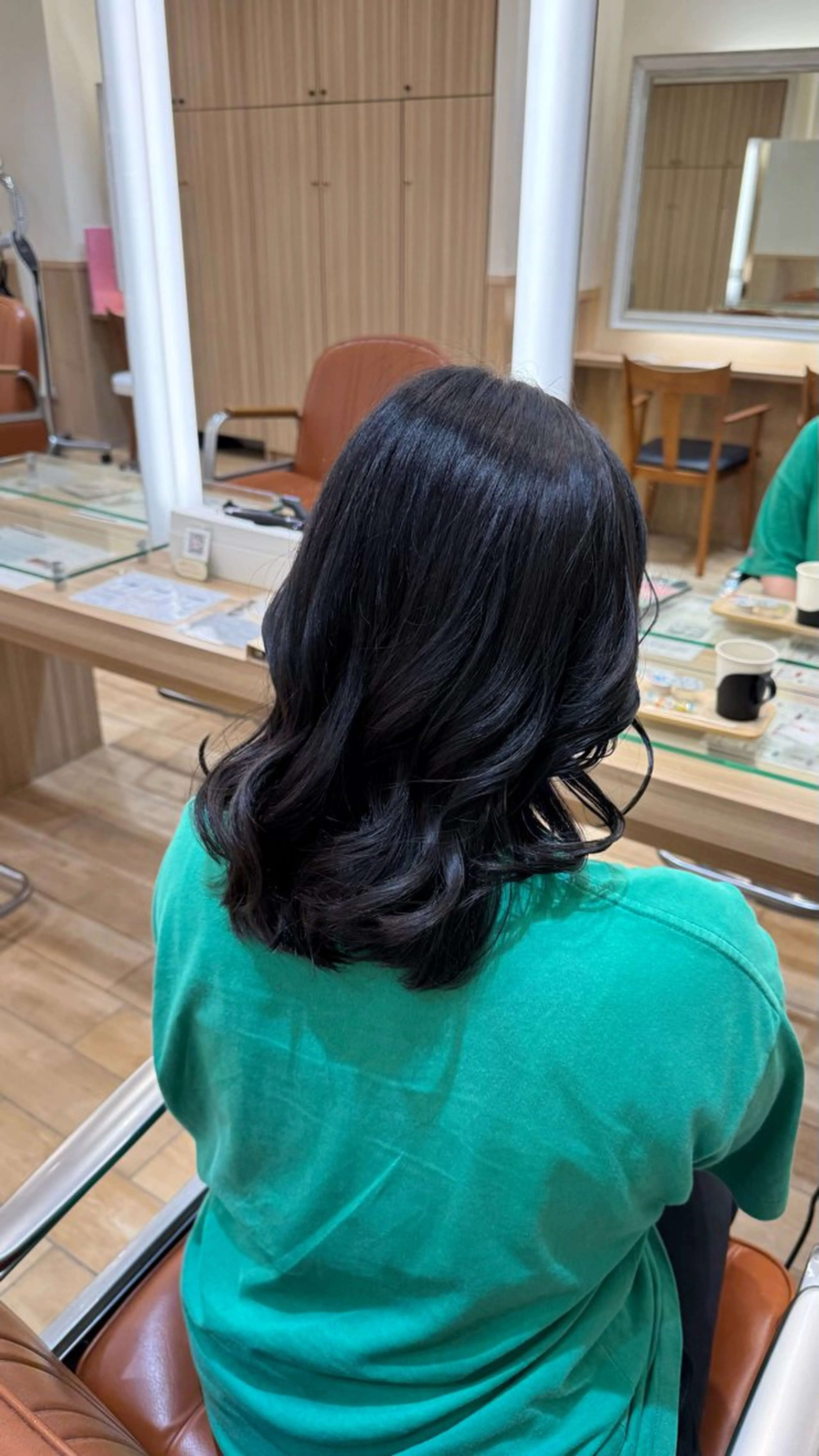 ミディアム 緑川 莉緒のヘアスタイル