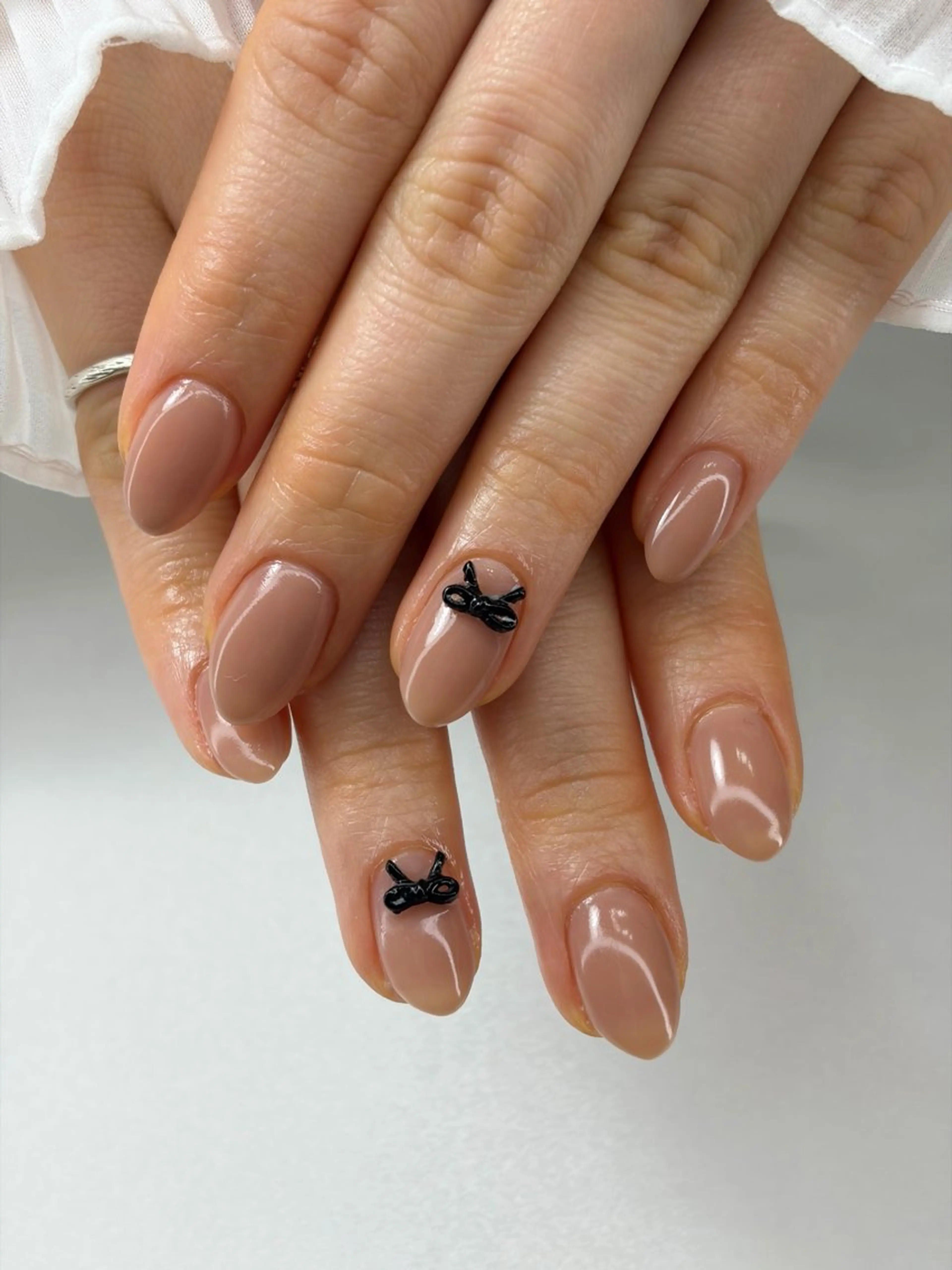 ネイル オフィスネイル リボン シンプルネイル ハンドネイル iro+ nailのネイルデザイン