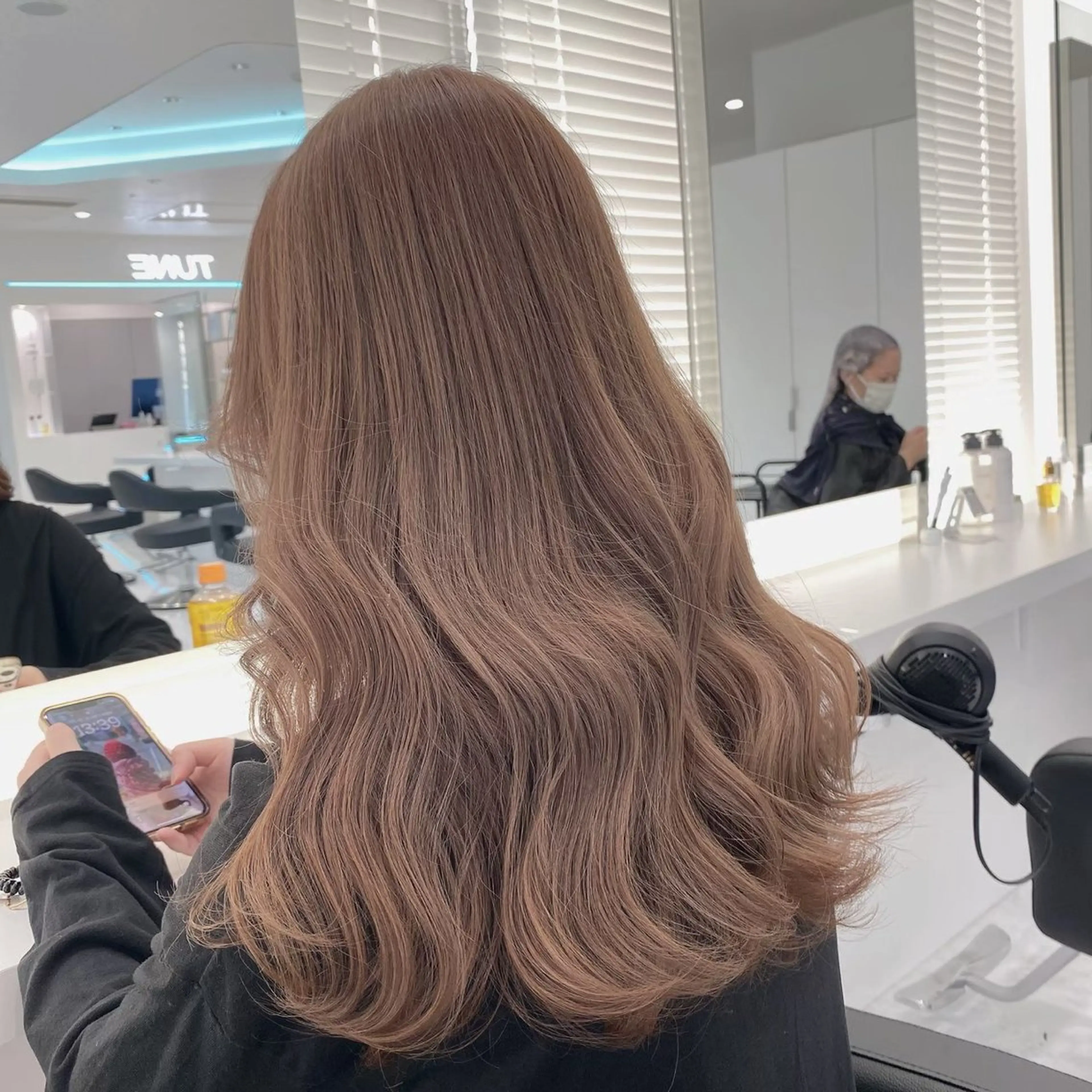 カラー 🩵ダメージレス艶感 ハイトーン🩷のヘアスタイル