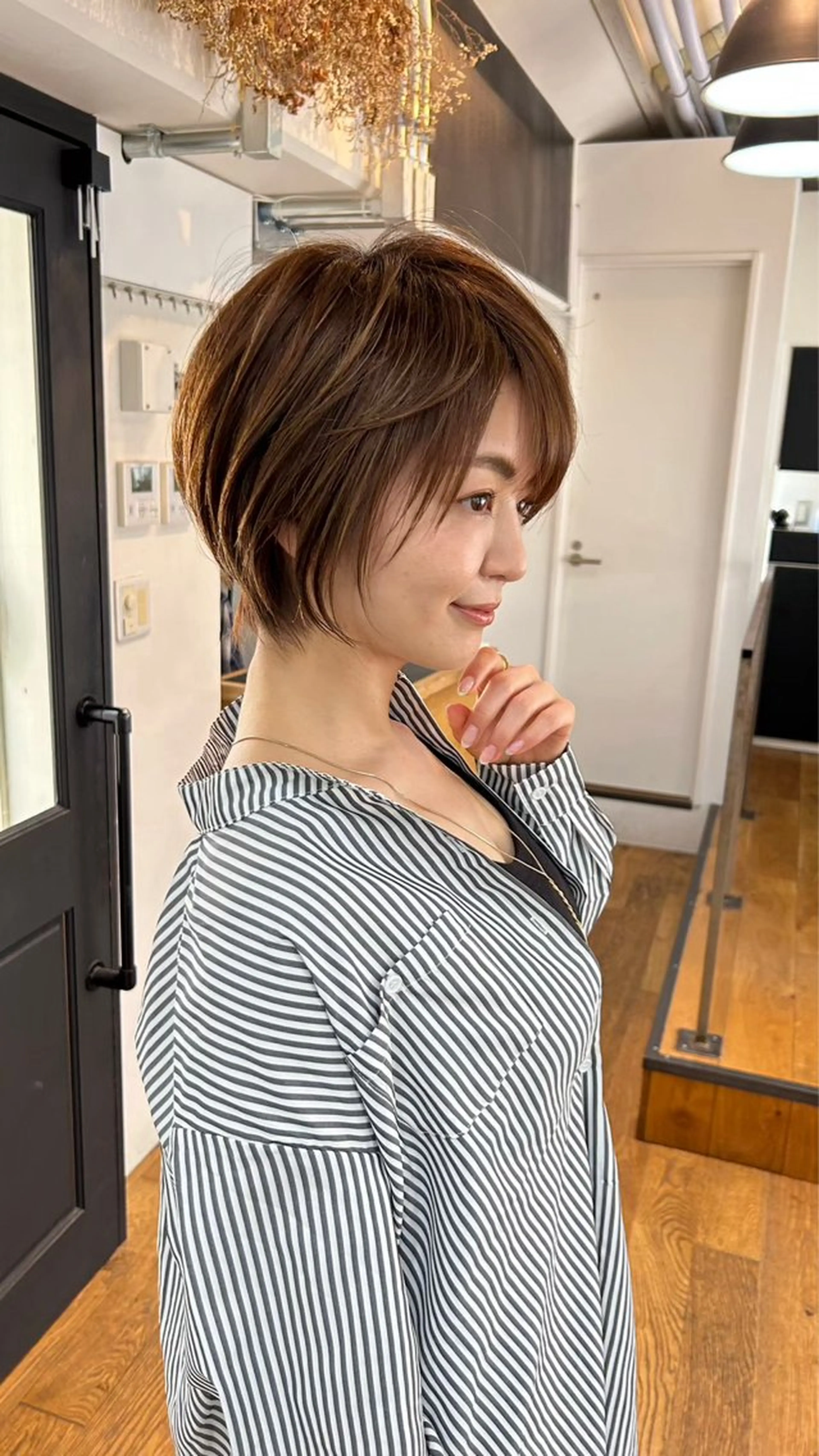 ショート シオン/艶髪/ グレージュカラーのヘアスタイル