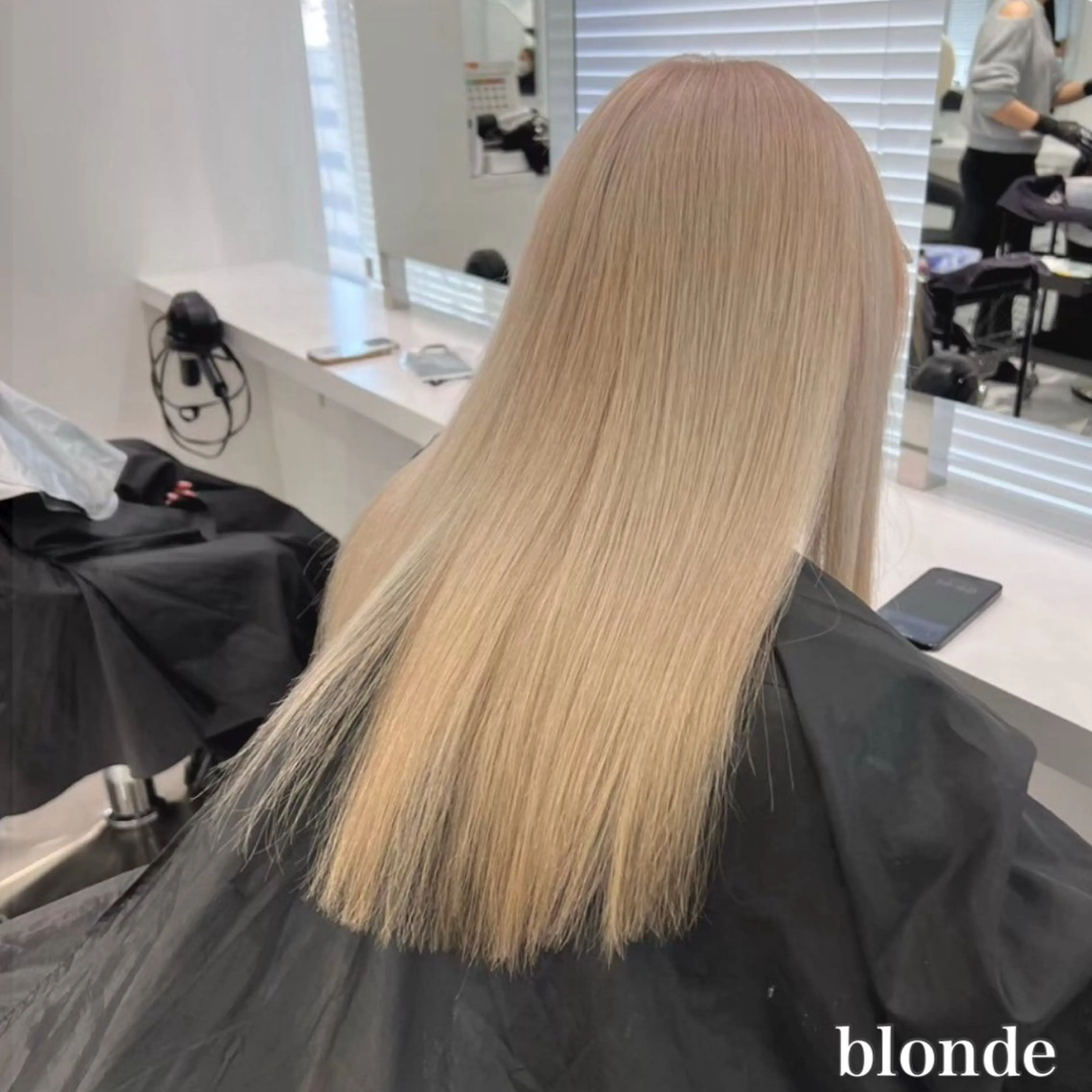 セミロング カラー ヘアアレンジ 抜きっぱなしブロンド ブロンド 🩵ダメージレス艶感 ハイトーン🩷のヘアスタイル