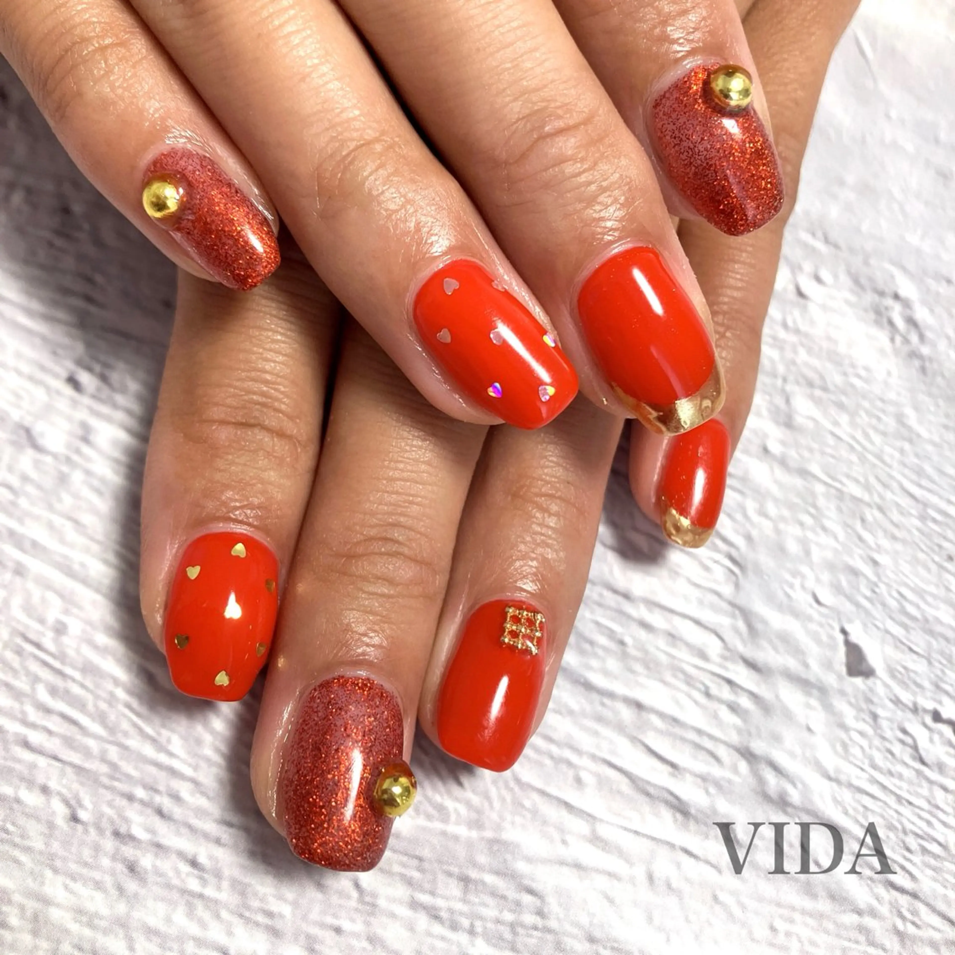 ネイル ゴールド ハート 赤色 ハンドネイル private salon VIDAのネイルデザイン