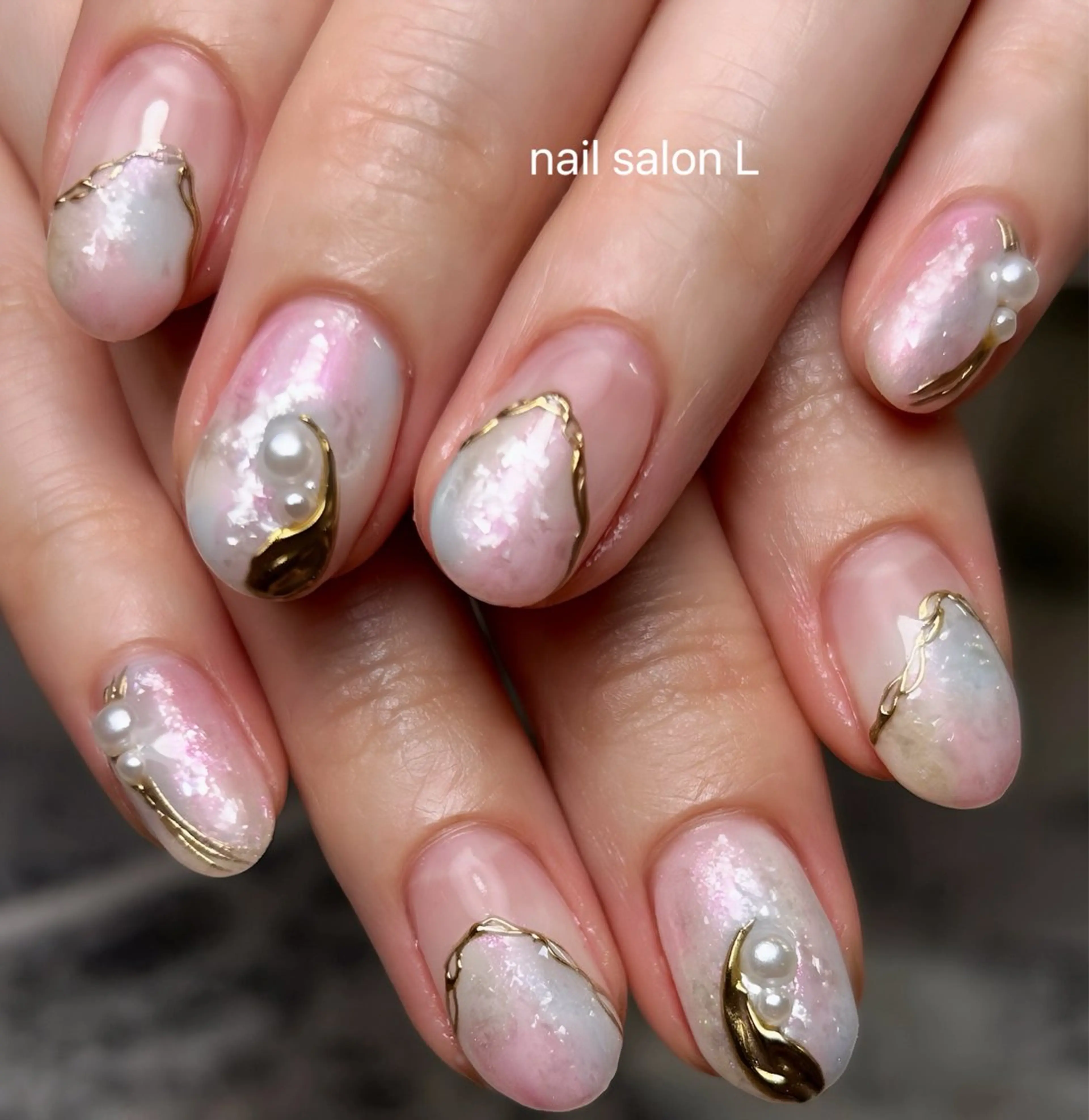 ネイル ゴールド キラキラネイル ミラーネイル ハンドネイル 吉川市 ネイルサロンLのネイルデザイン