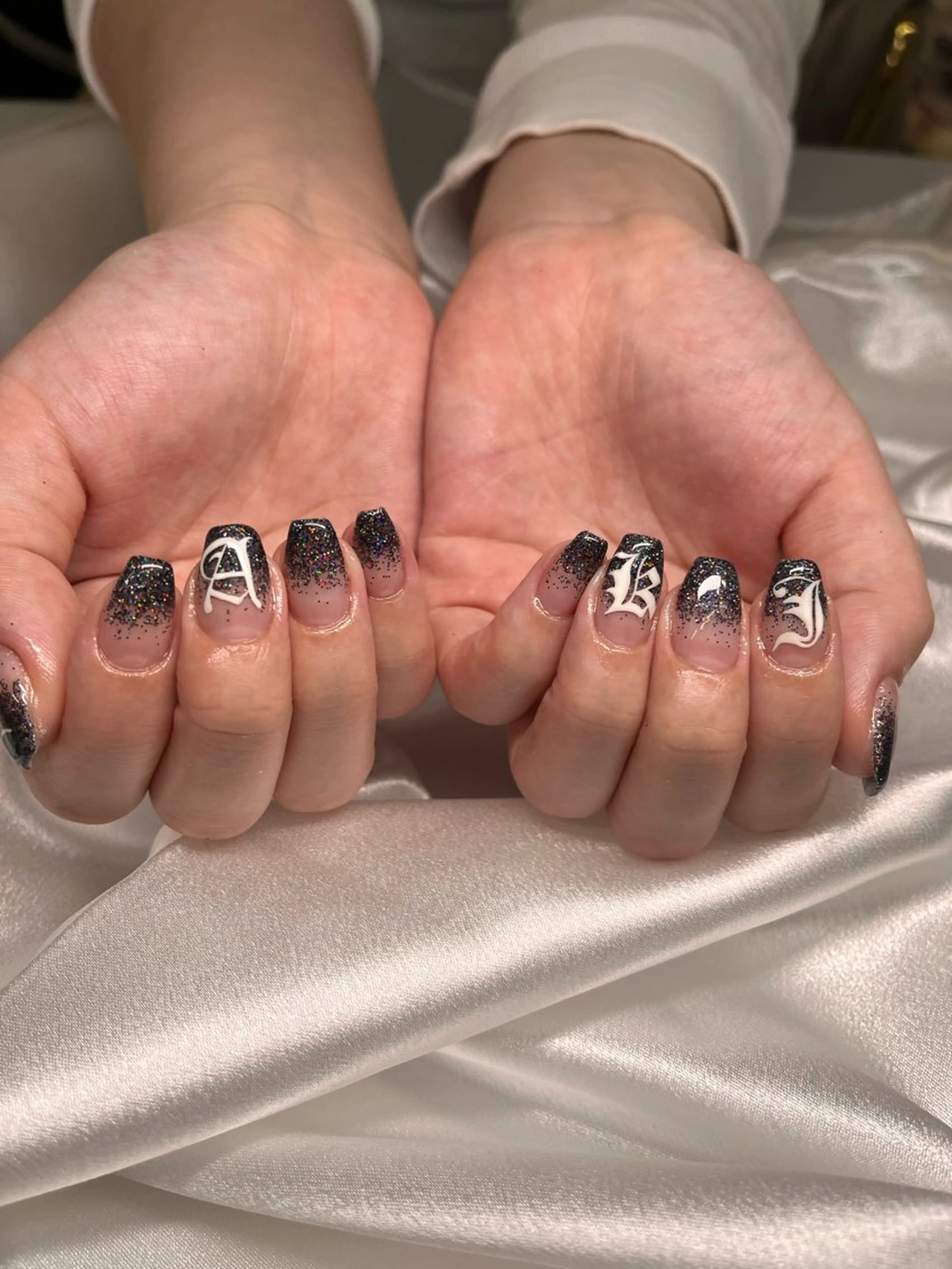 ミディアム ハンドネイル フットネイル Silent /話さないネイルサロン所属・Silent 話さないネイルサロンのネイルデザイン