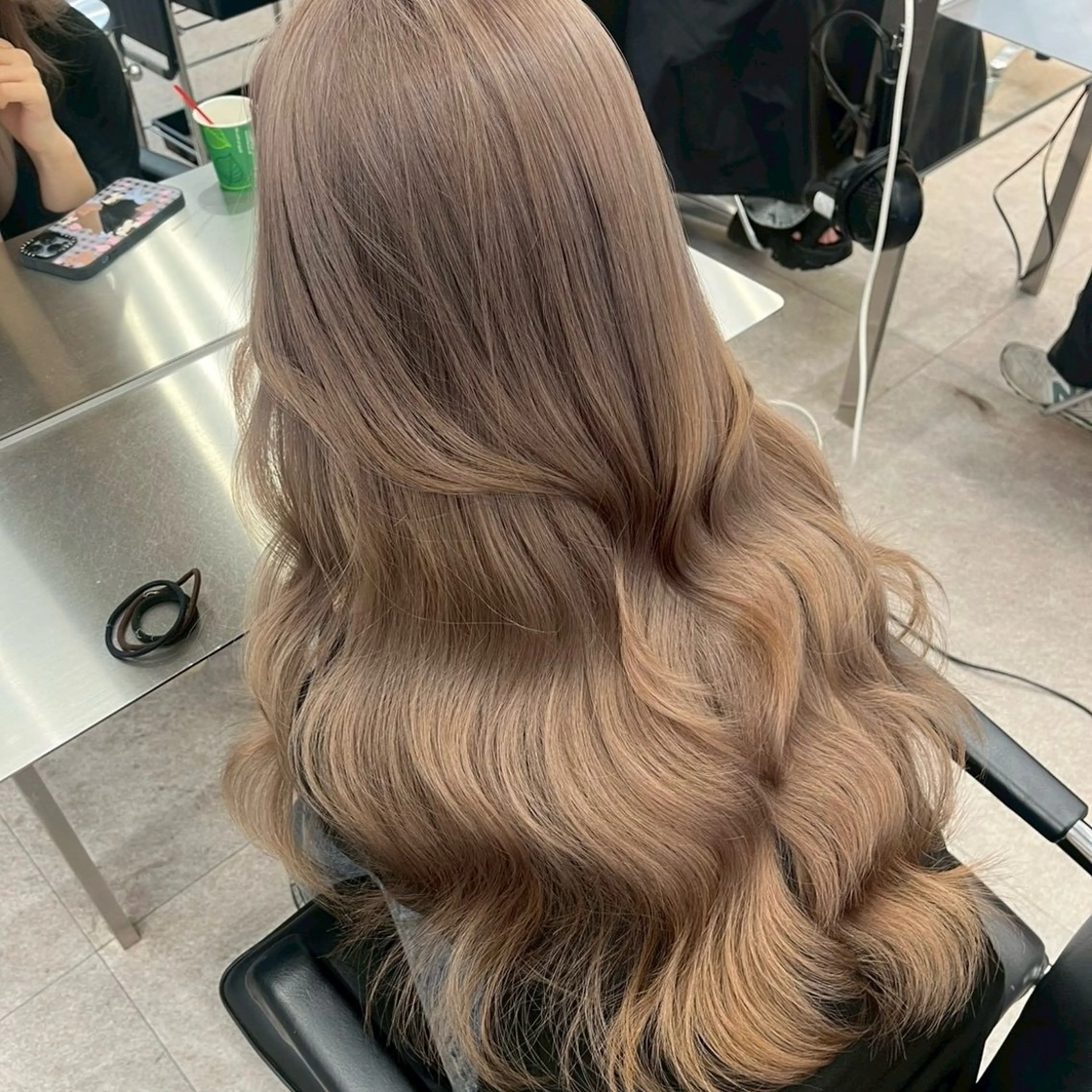 ロング カラー ブリーチ 透明感カラー ヘアカラー ミルクティーベージュ 🩰🤎miharuのヘアスタイル